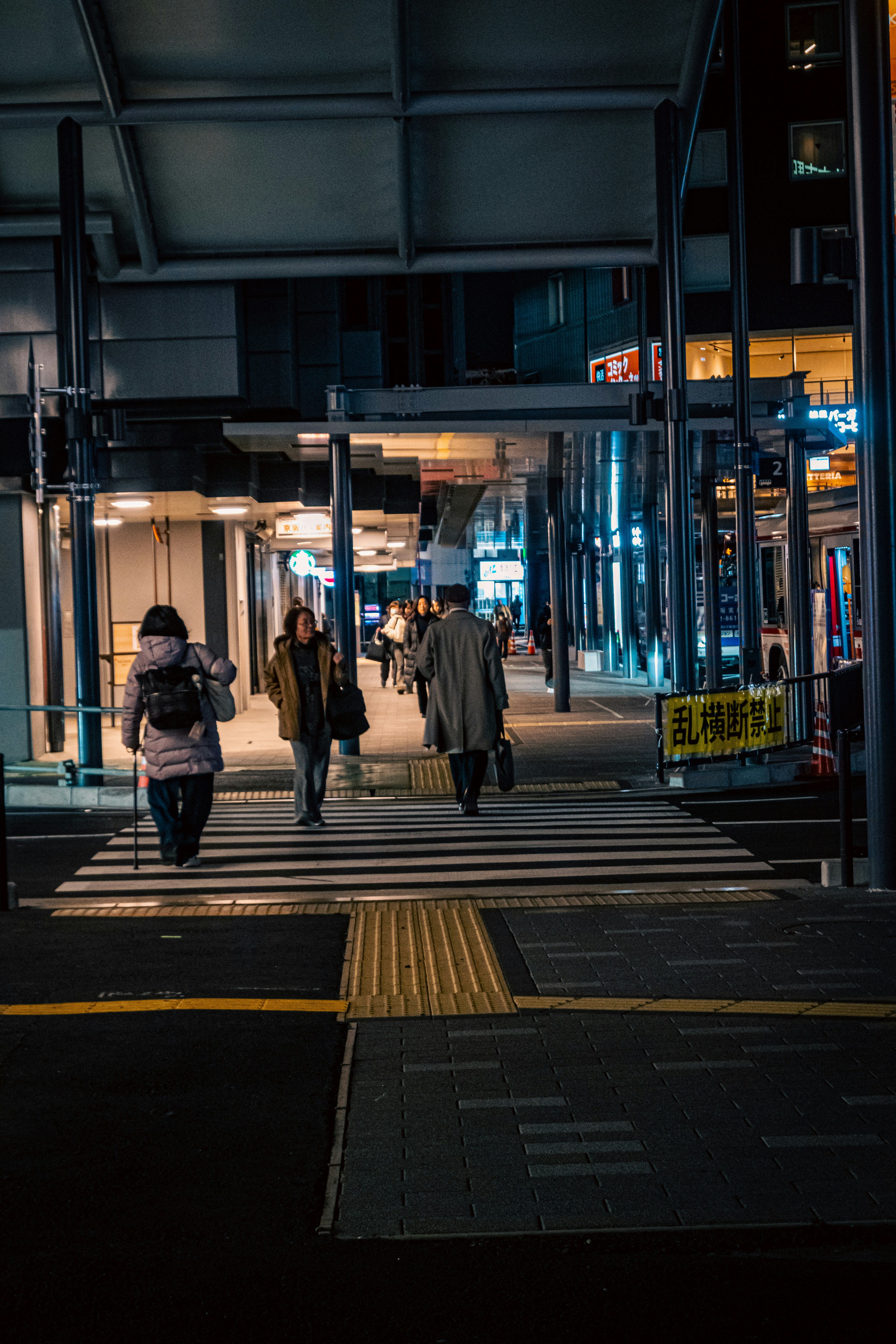 枚方市の駅前で人が行き交う通路の夕景