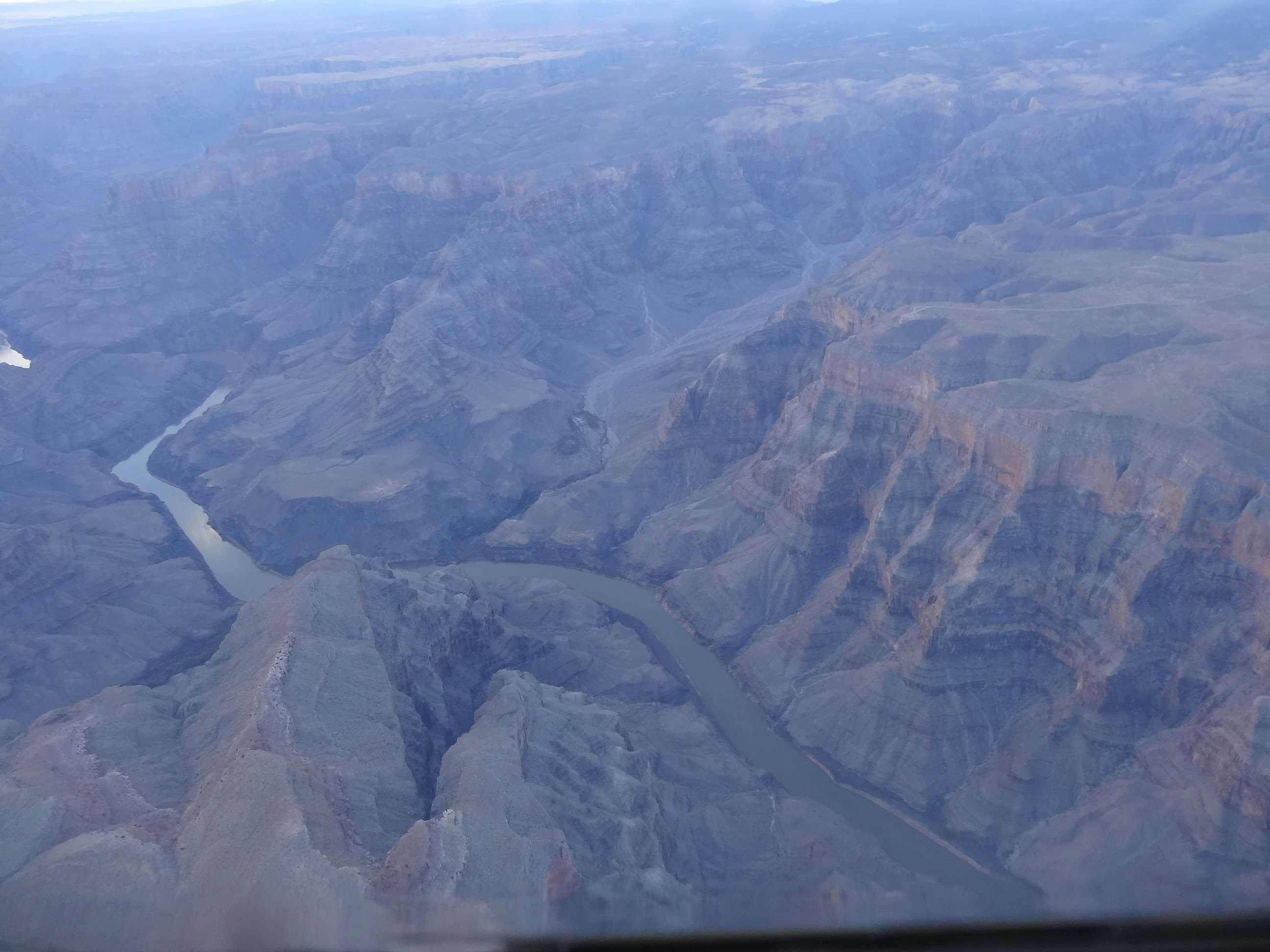上空から見たグランドキャニオンの渓谷風景