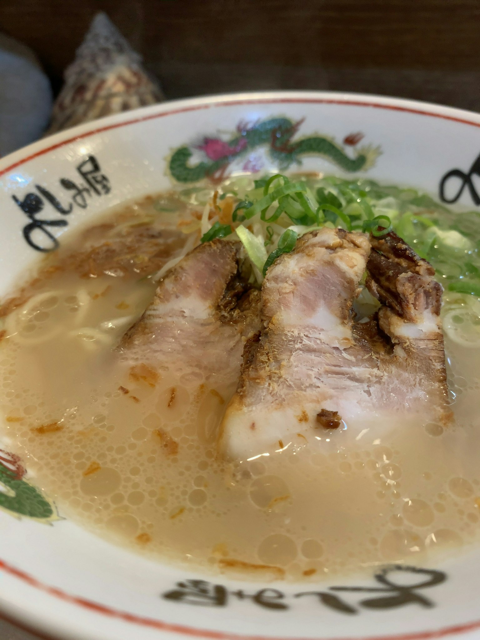 拉面碗中有叉烧和青葱
