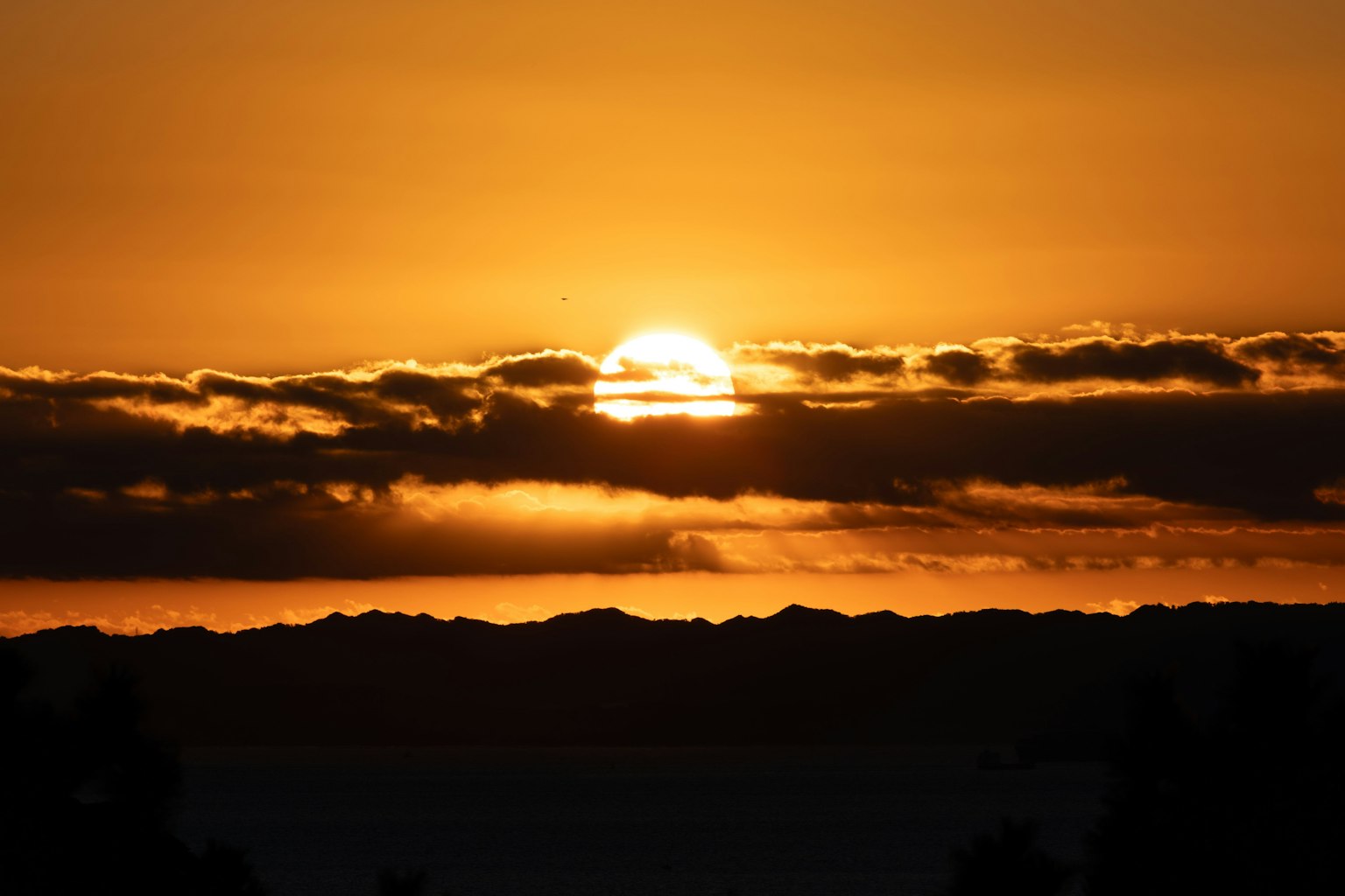 Schöner Sonnenuntergang mit der Sonne, die zwischen den Wolken aufgeht