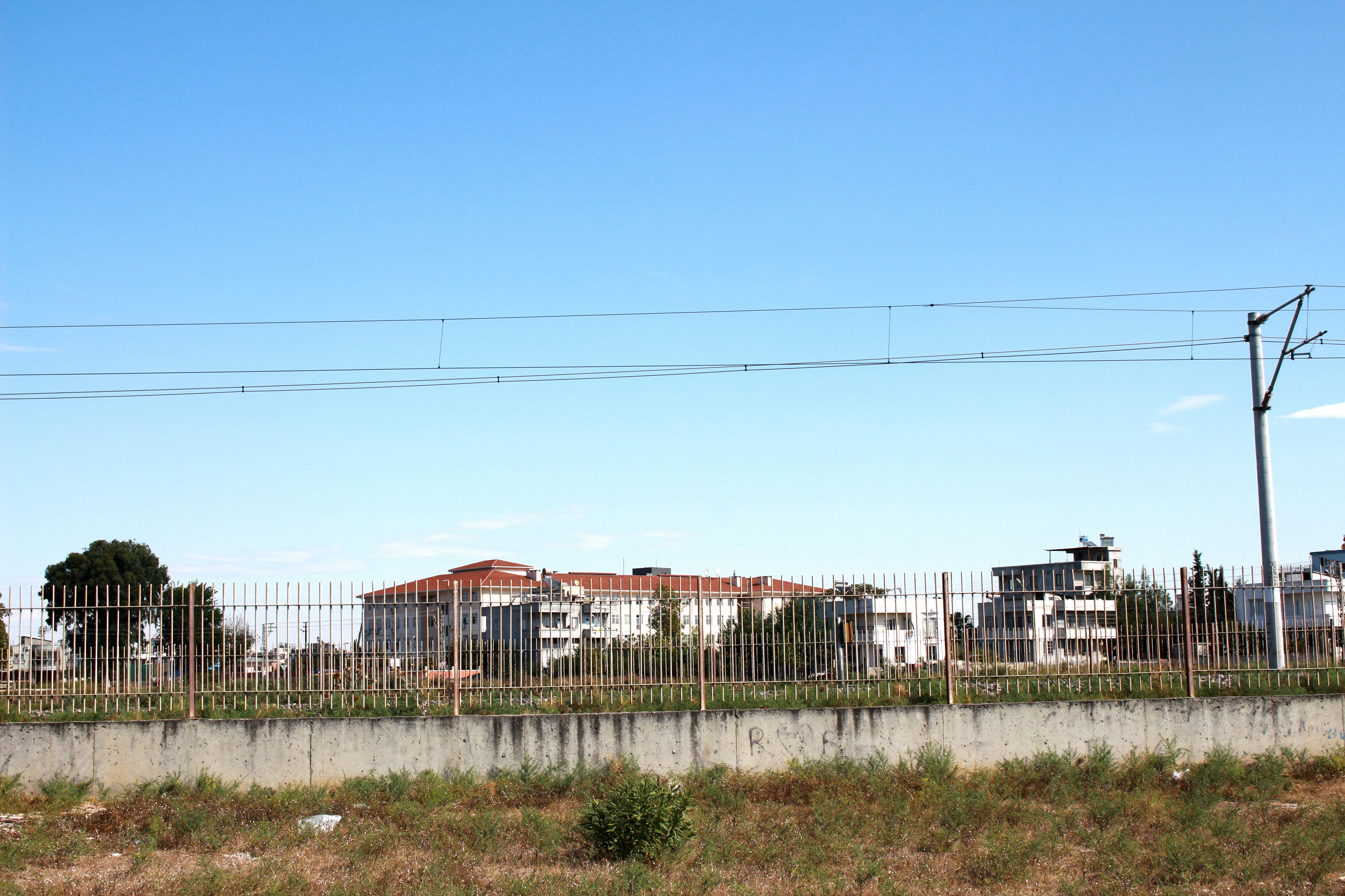 vue de campagne en banlieue avec de vieilles maisons
