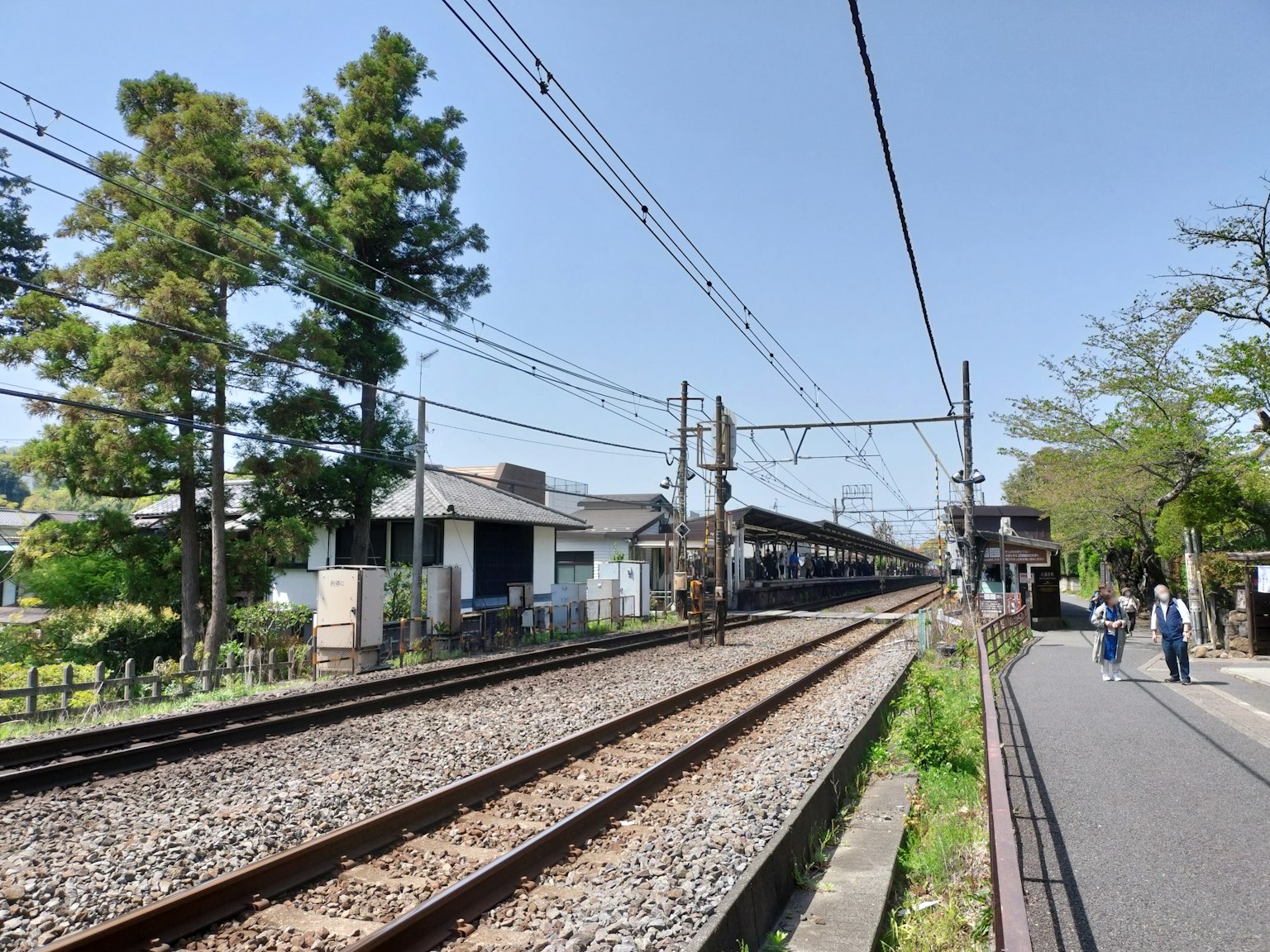 Pemandangan stasiun kereta yang tenang dengan rel dan pohon