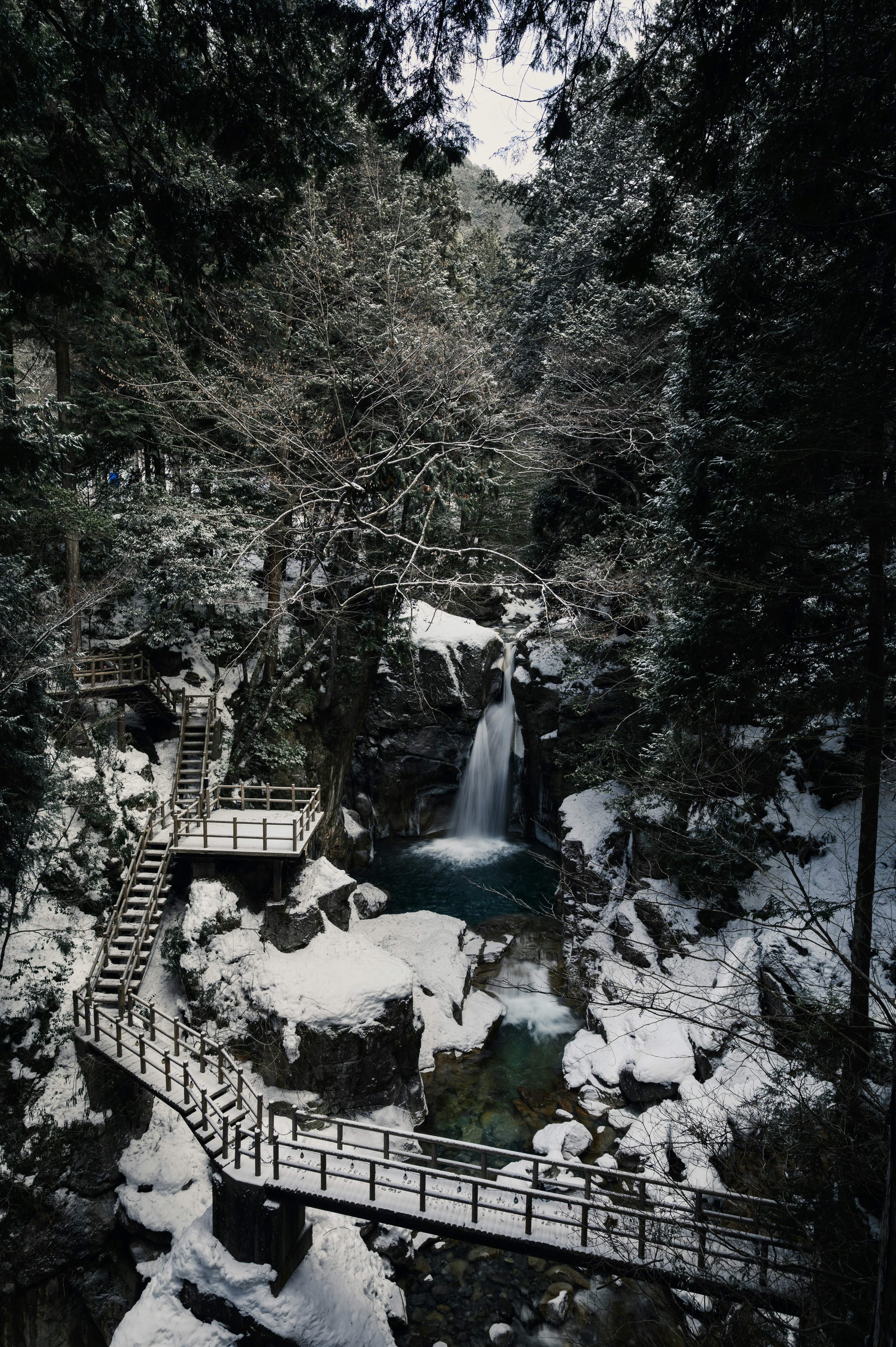 雪の残る竜神の滝の滝壺と遊歩道