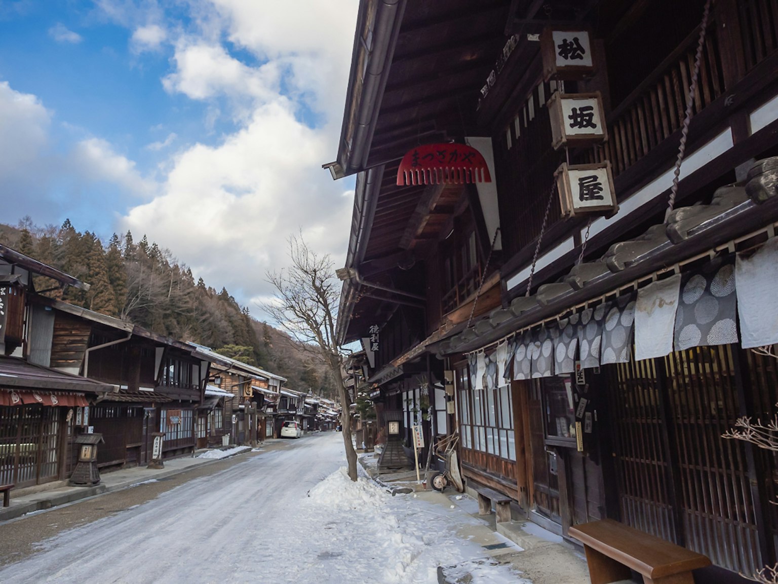 Rue calme avec de la neige et des bâtiments en bois traditionnels