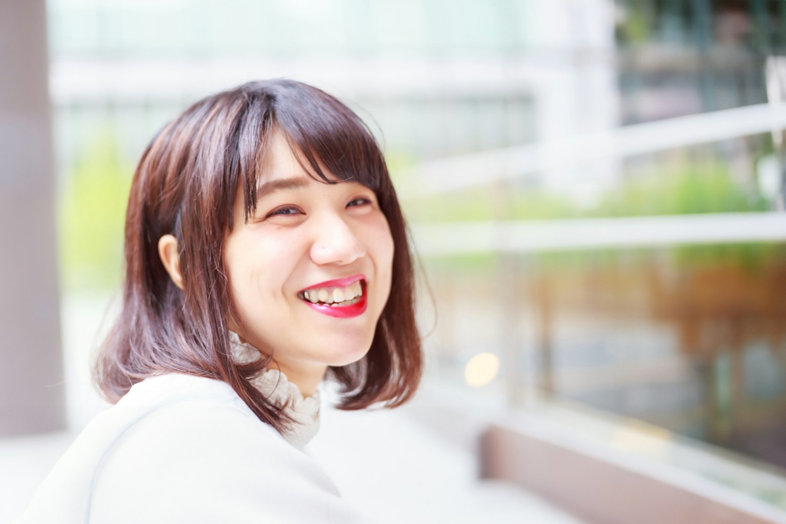 微笑的女性肖像 背景为现代玻璃建筑