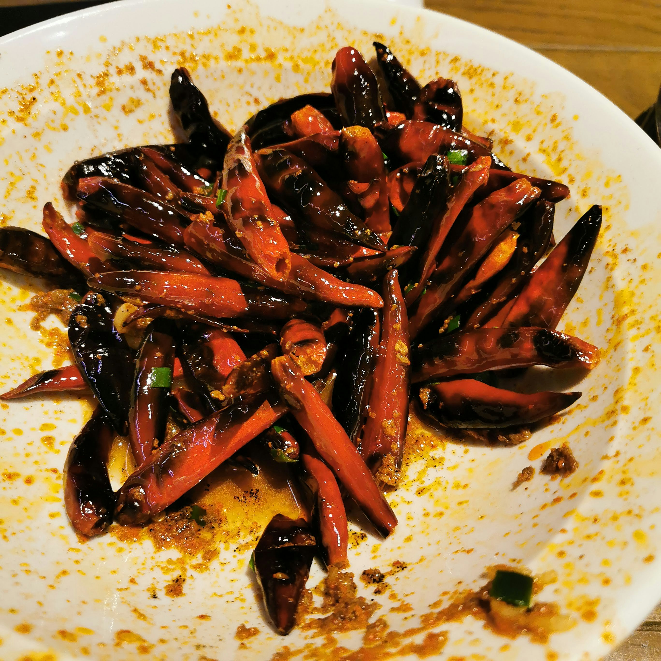 gros plan de pâtes épicées avec des légumes rouges et noirs