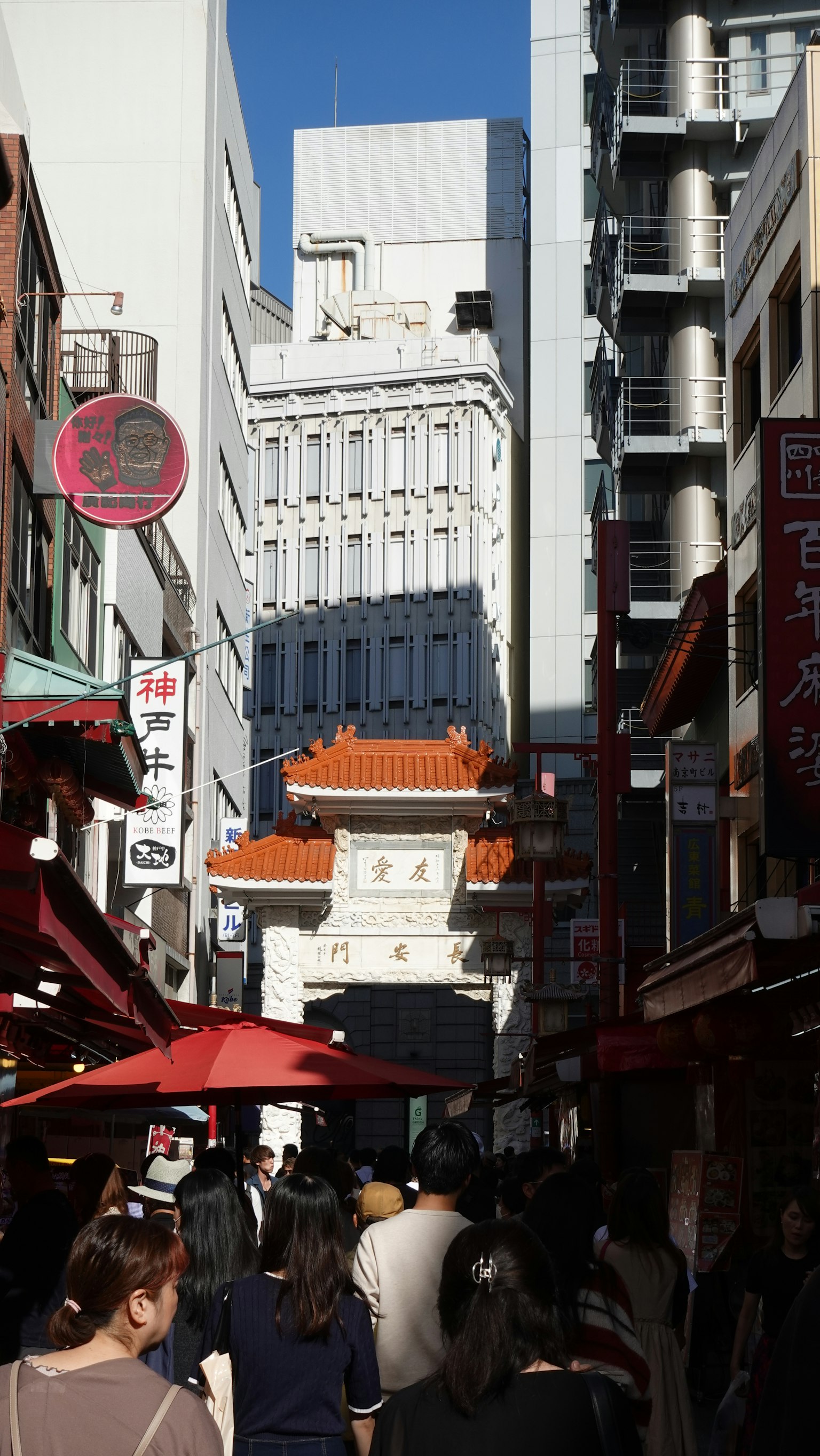 繁忙街景中传统建筑与现代建筑形成对比
