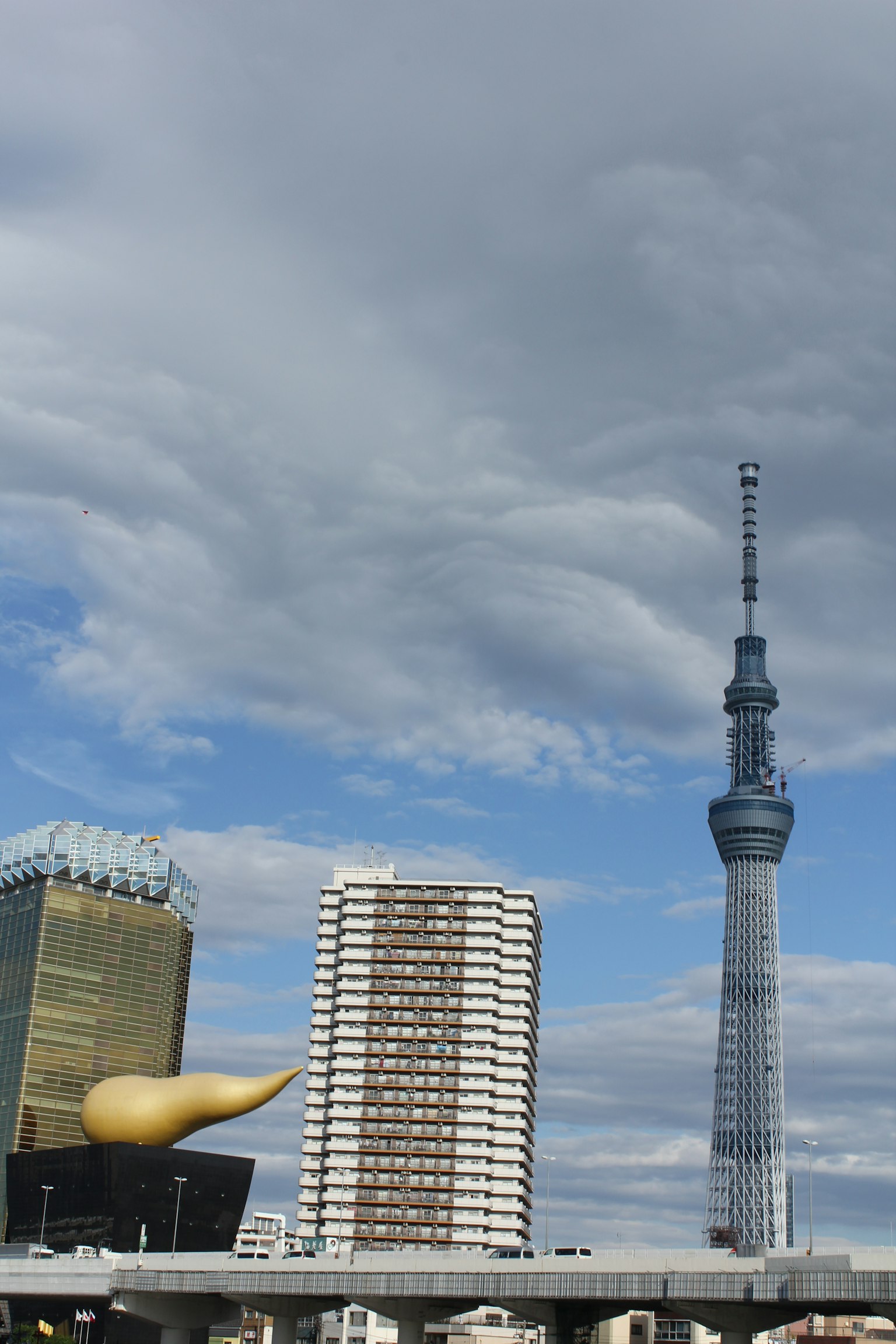 Pemandangan Tokyo Skytree dan gedung Asahi Beer
