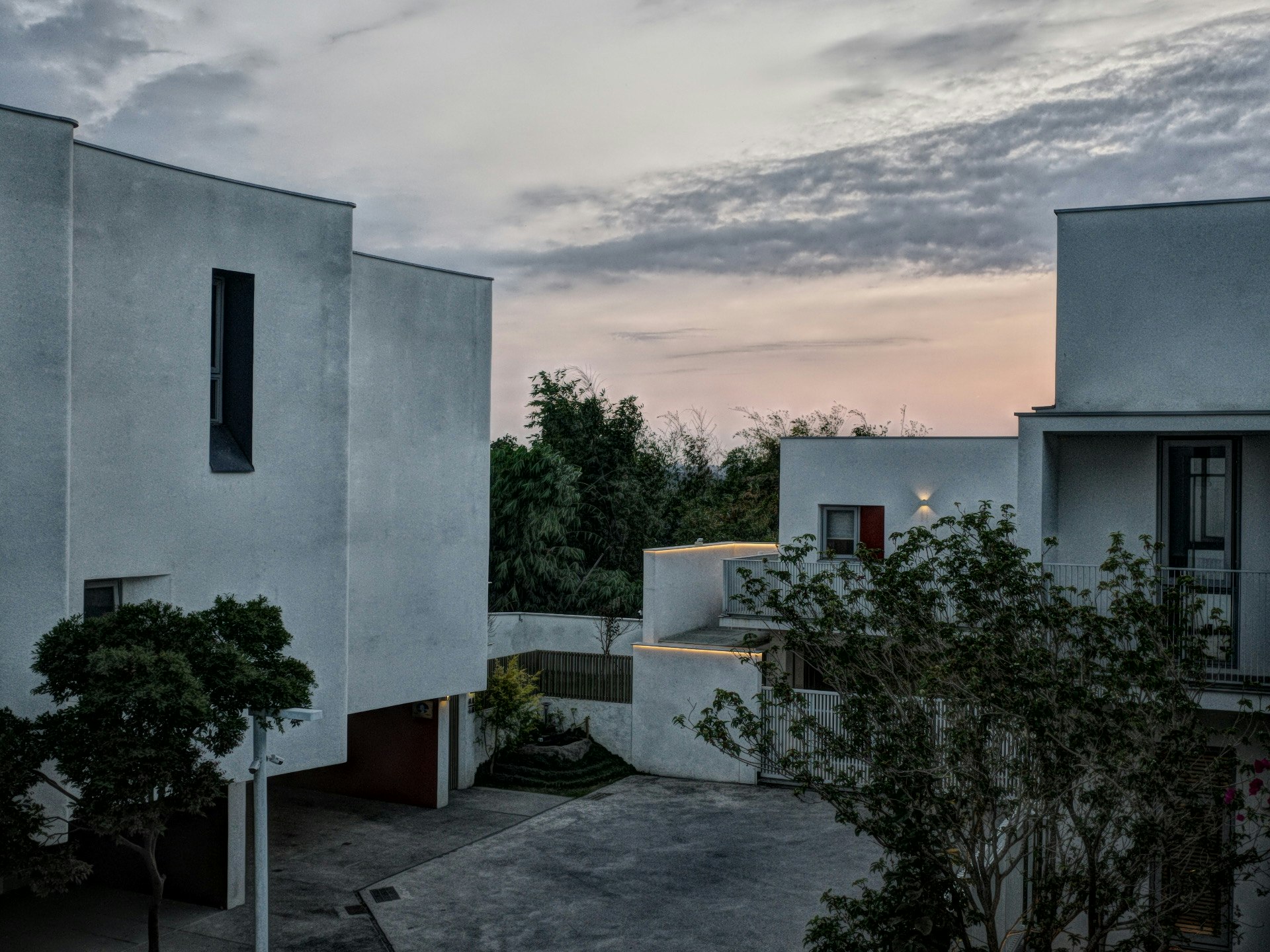 白い現代的な建物が並ぶ風景　夕暮れの柔らかい光が空を照らす