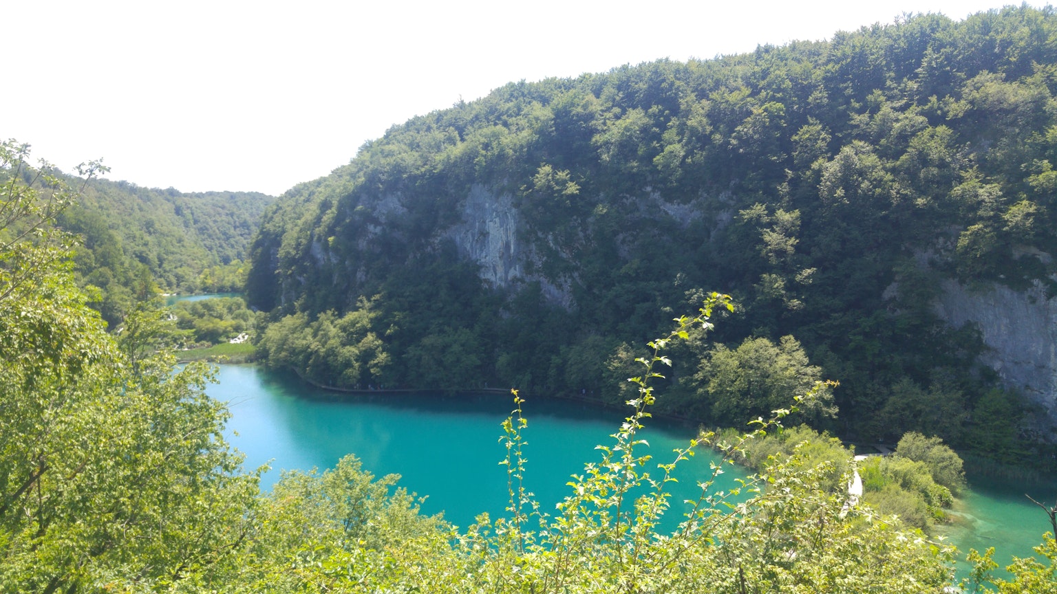 Hermosa paisaje con un lago turquesa rodeado de vegetación exuberante