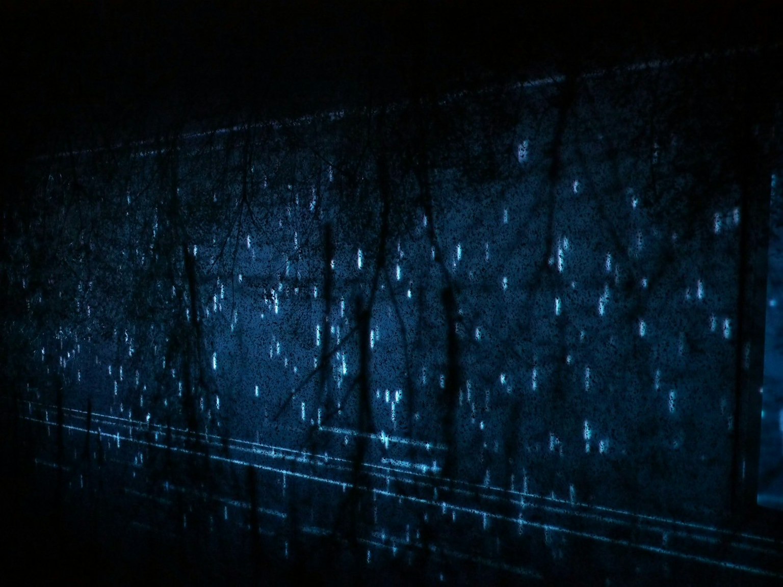 Immagine astratta con motivi digitali luminosi su sfondo blu