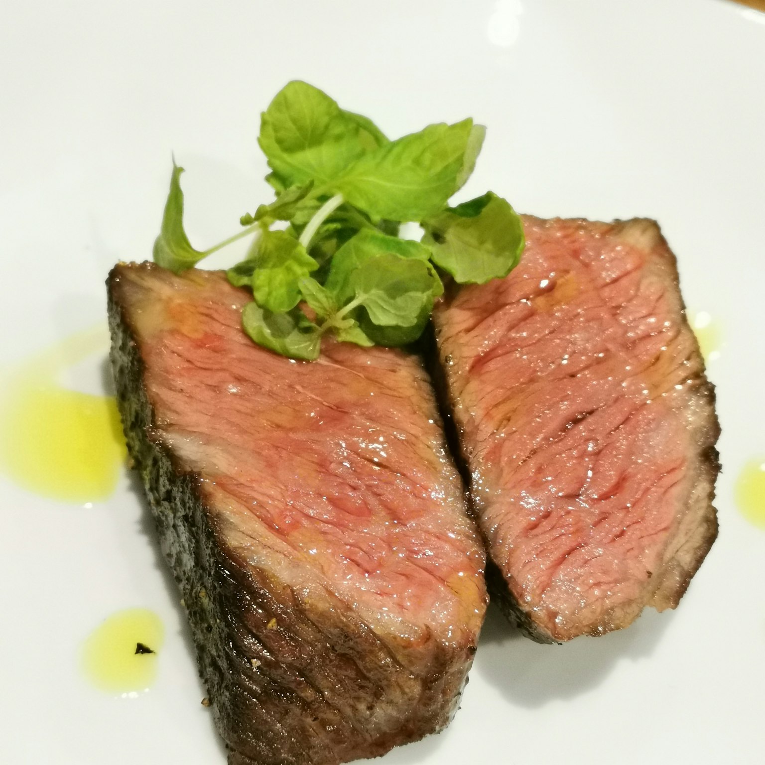 Tranches de steak parfaitement cuites avec des herbes fraîches sur le dessus