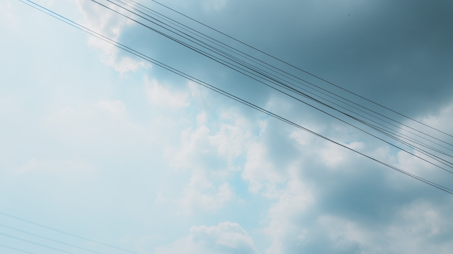 Cielo con nubes y líneas eléctricas visibles