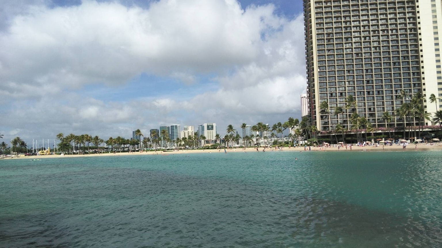 威基基海灘的美景 高樓酒店與碧藍海水