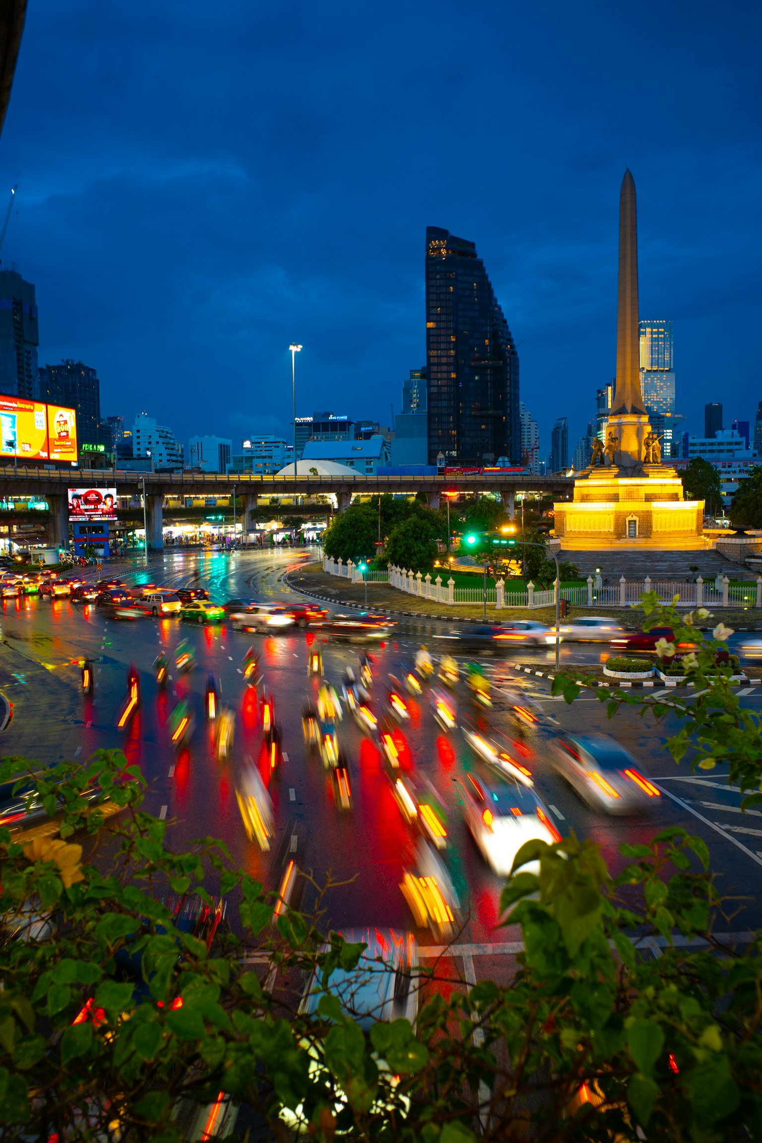 Vista notturna di Bangkok con traffico e grattacieli