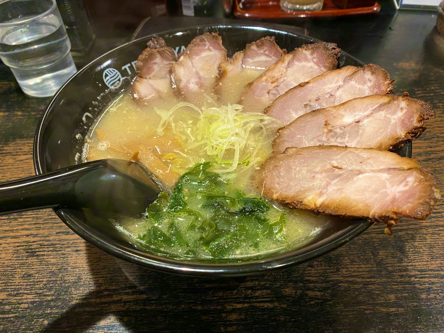 차슈와 파가 얹힌 라면 한 그릇