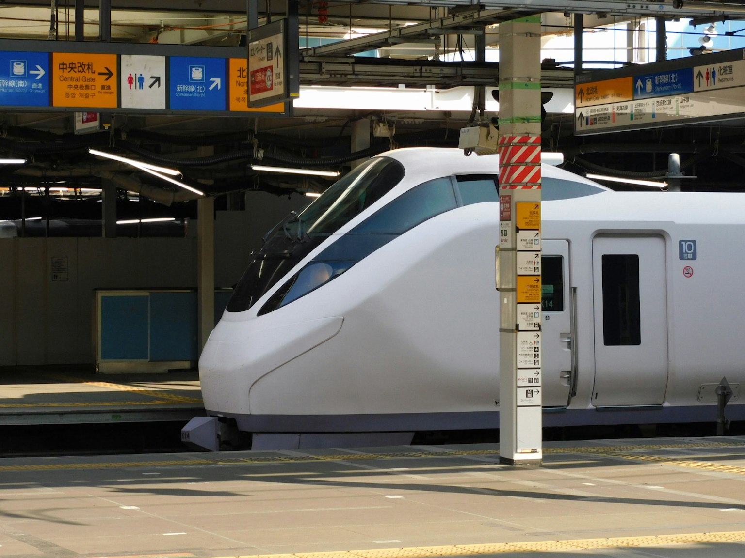 Vista lateral de un Shinkansen en una estación