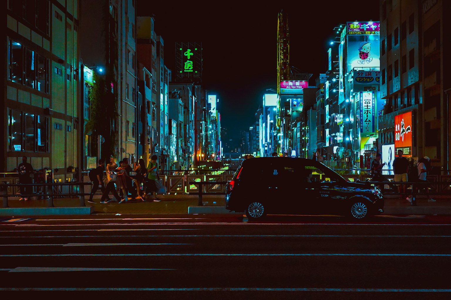 夜間城市景觀，明亮的霓虹燈和繁忙的街道