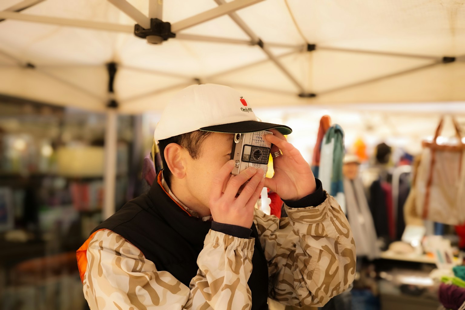 Una persona che scatta una foto con una macchina fotografica sotto una tenda