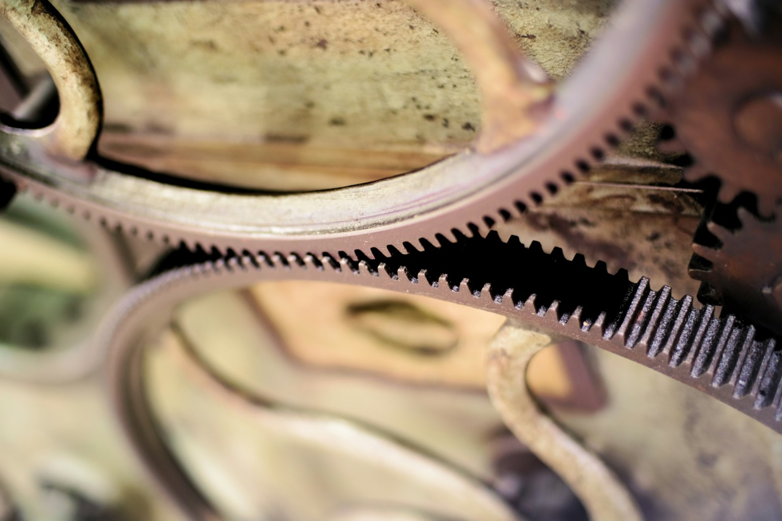 Nahaufnahme von antiken Maschinenzahnrädern mit komplexen Metalltexturen und -designs