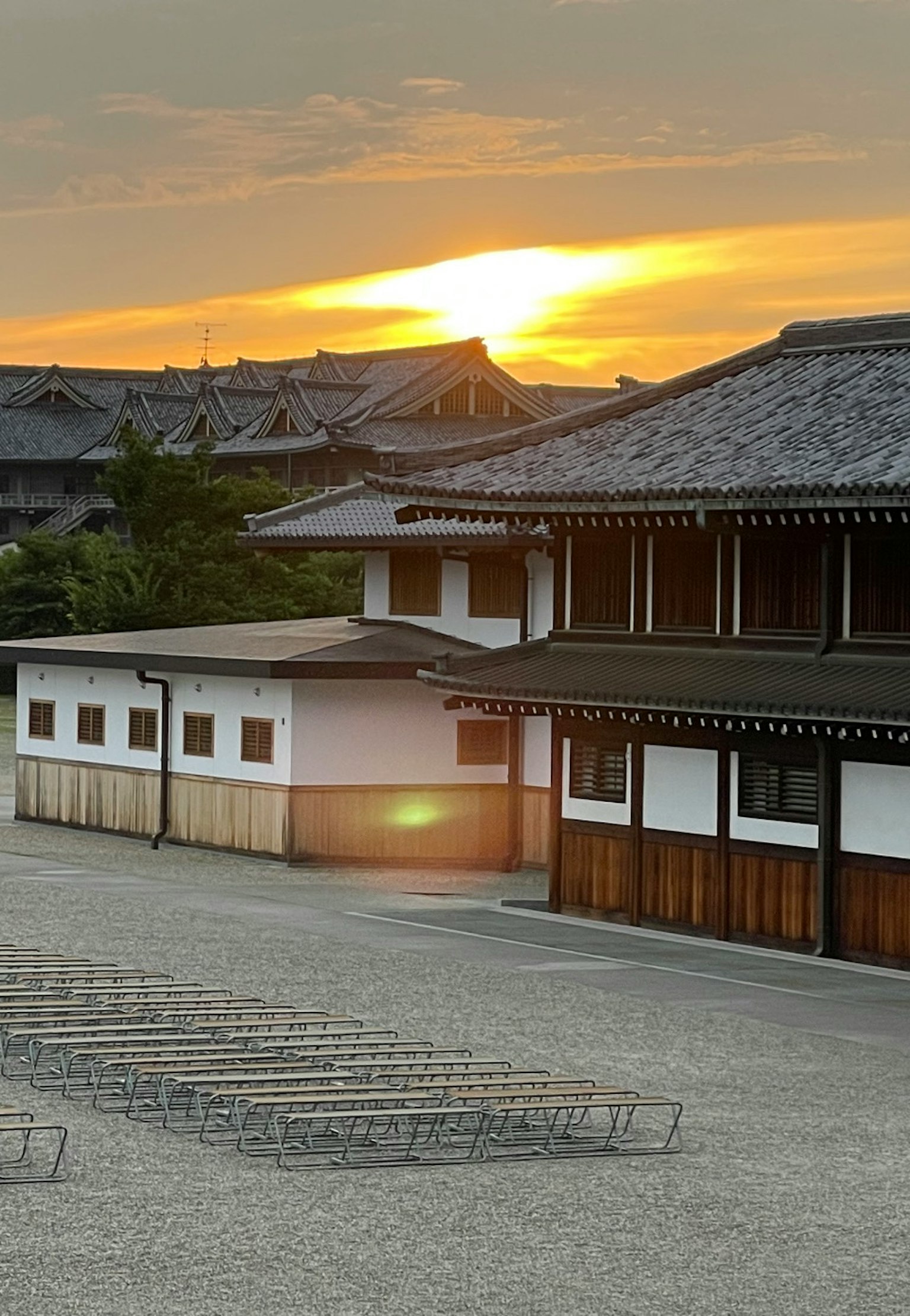 Vue pittoresque de l'architecture japonaise traditionnelle au coucher du soleil