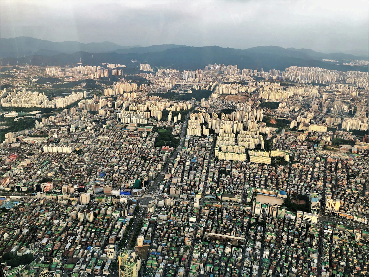 Vista aerea di Taipei con grattacieli e ampie aree residenziali