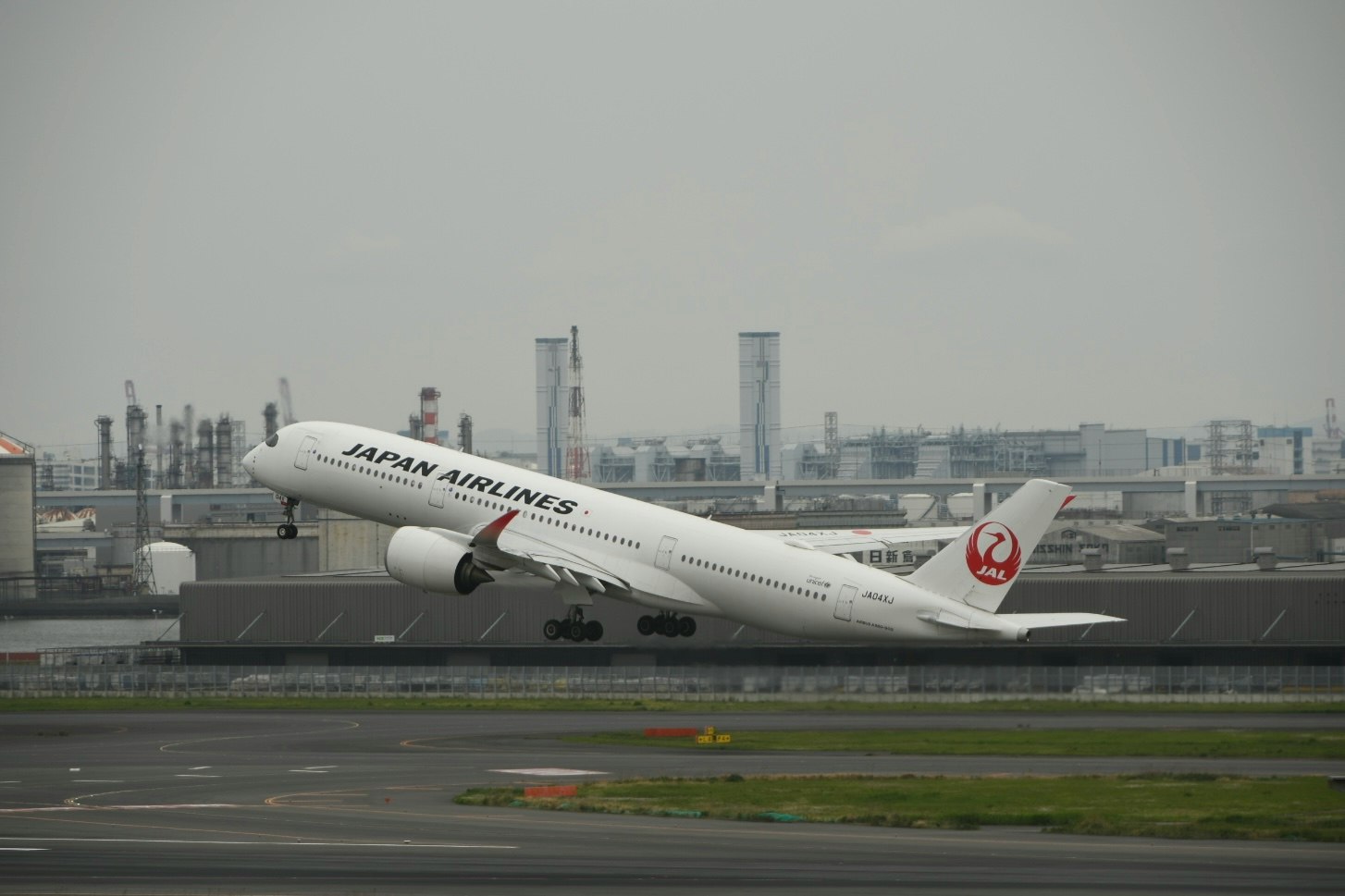 机场跑道上的日本航空客机