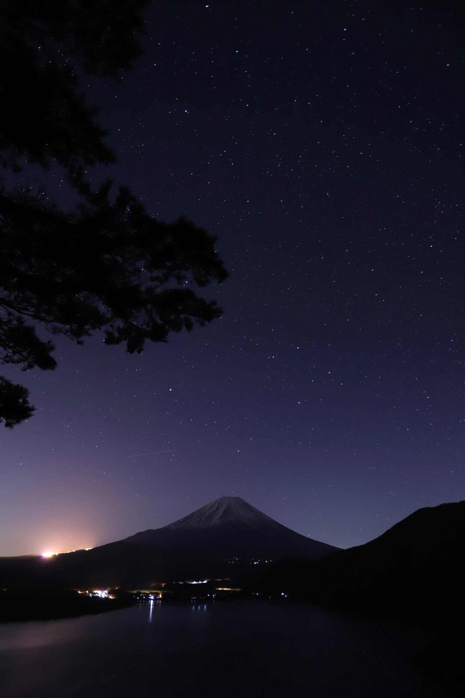 Bella vista notturna del monte Fuji con cielo stellato
