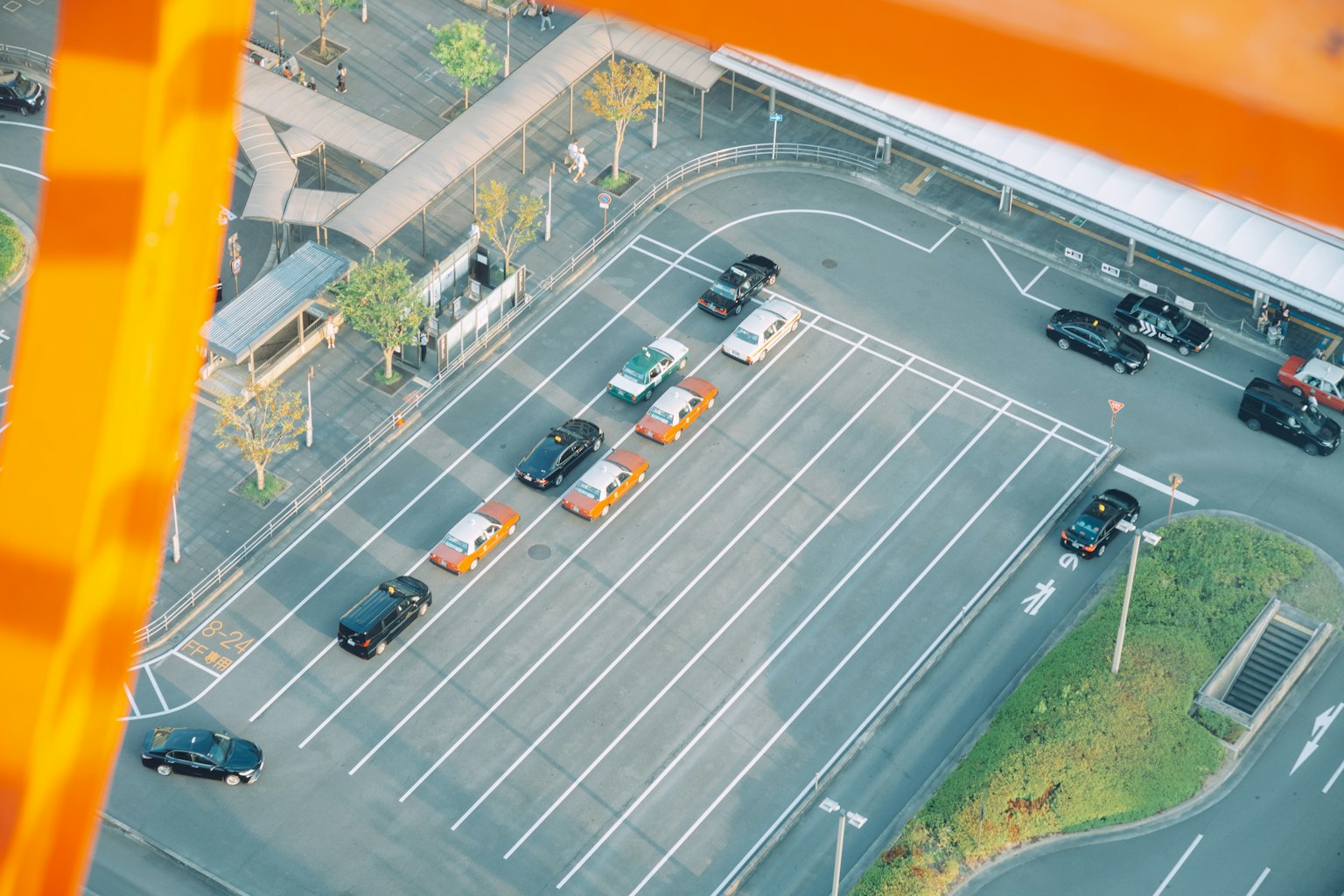 從橙色框架俯瞰的停車場和周圍道路