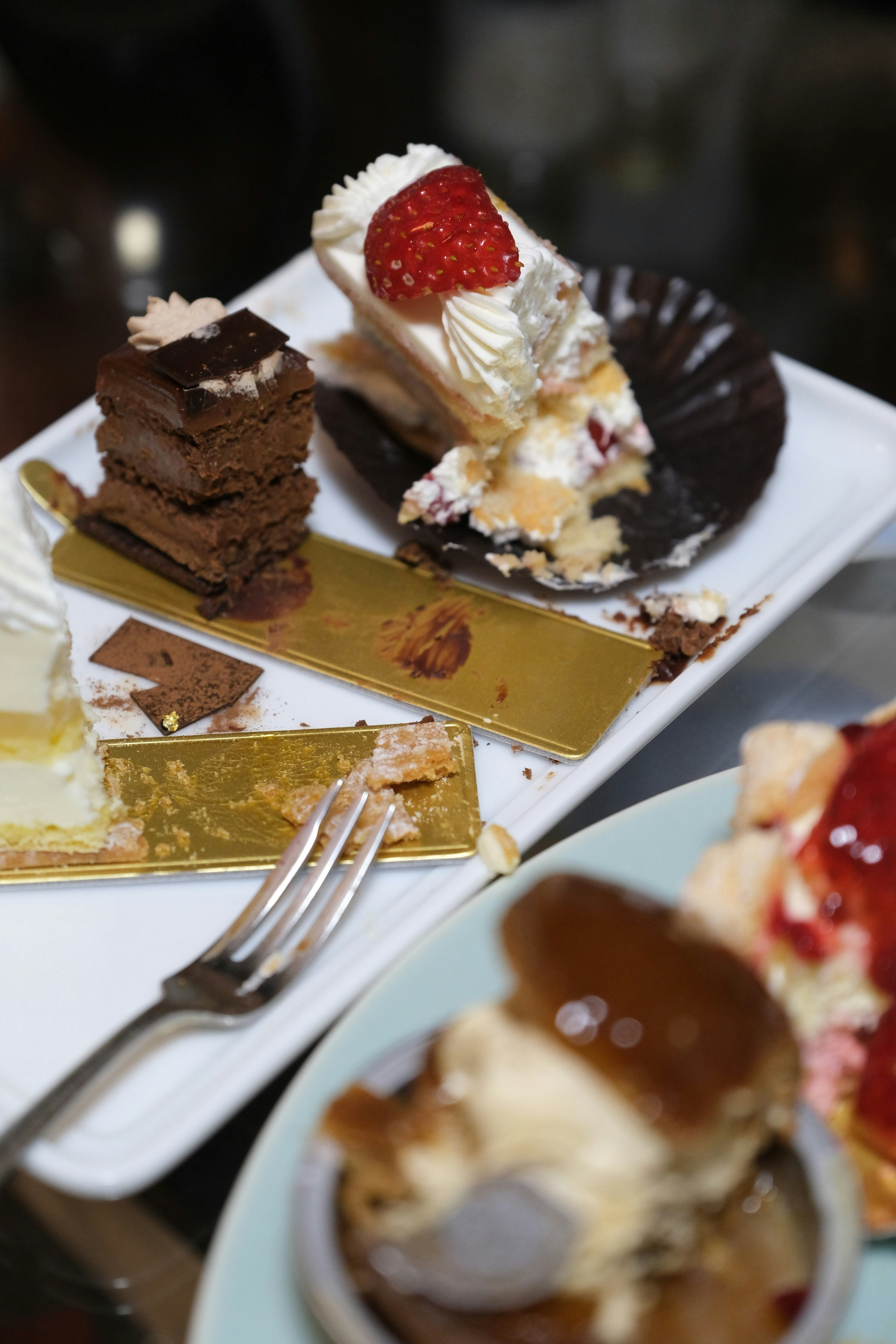 ケーキやデザートが並ぶテーブルの一角