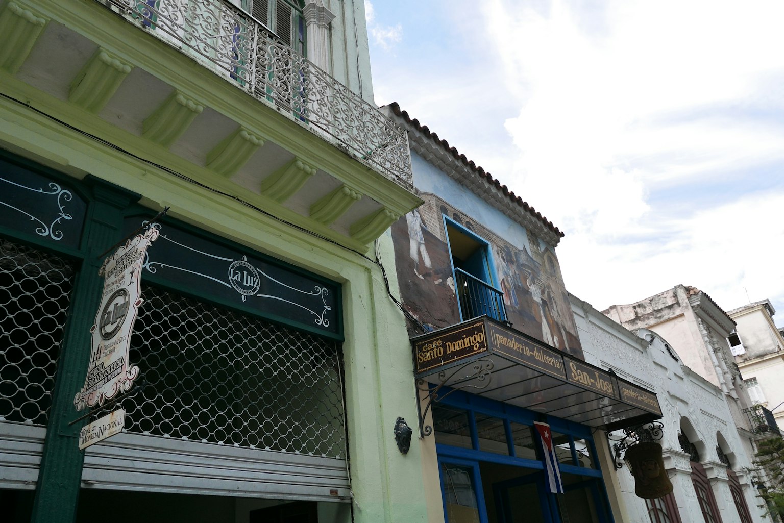 Fachadas coloridas de edificios a lo largo de una calle
