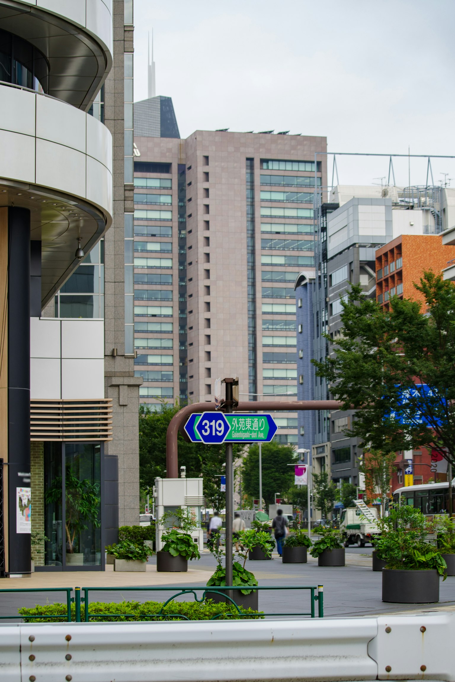 城市街道場景，現代建築和標識
