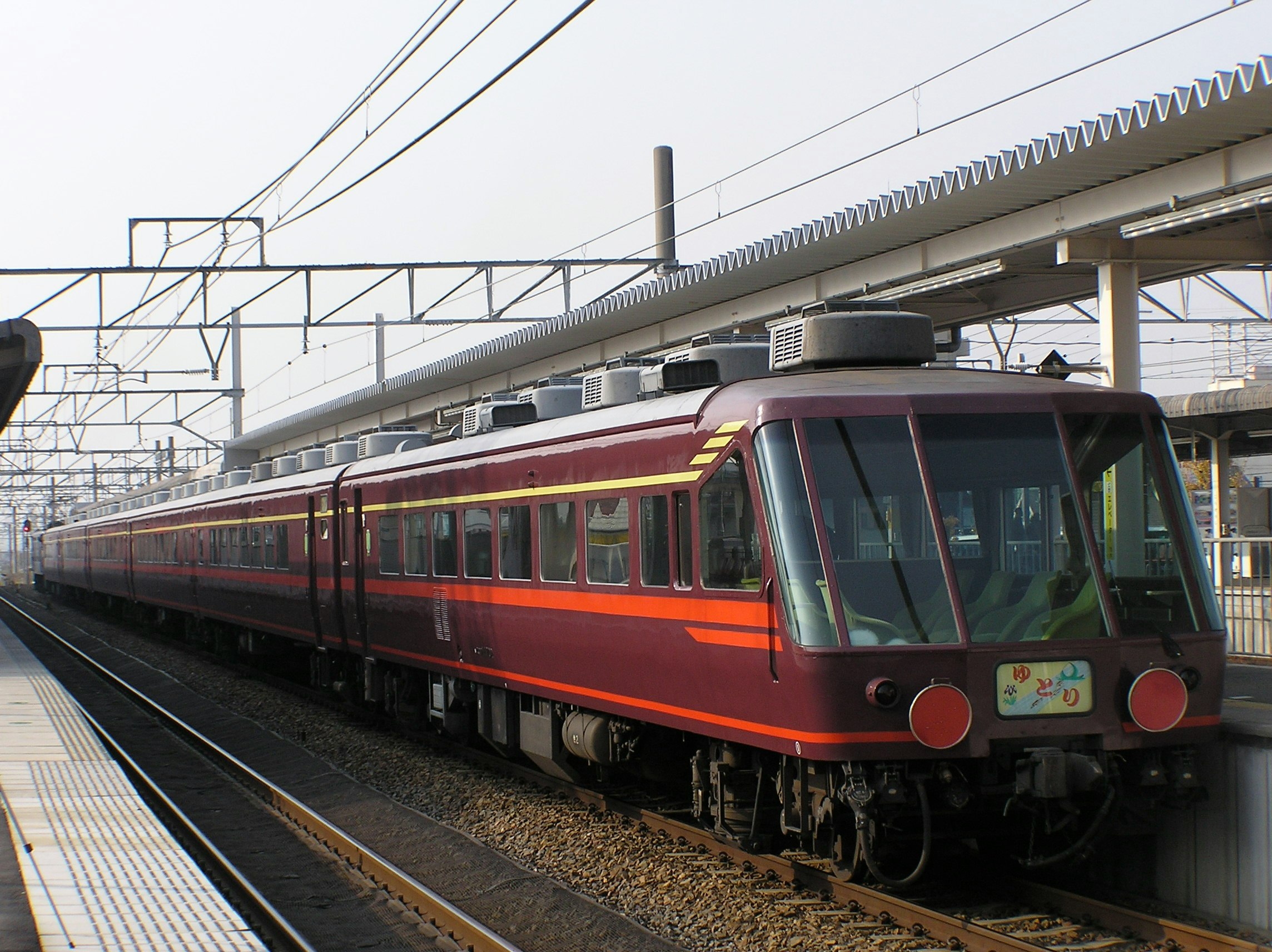 kereta merah di peron stasiun