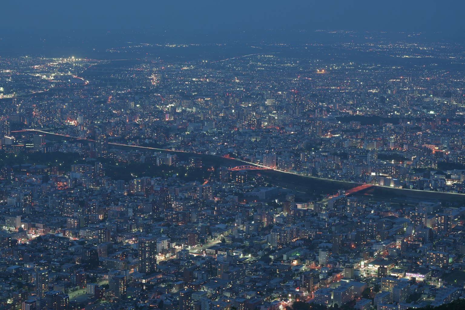 Paisaje urbano nocturno con farolas brillantes y carreteras extensas
