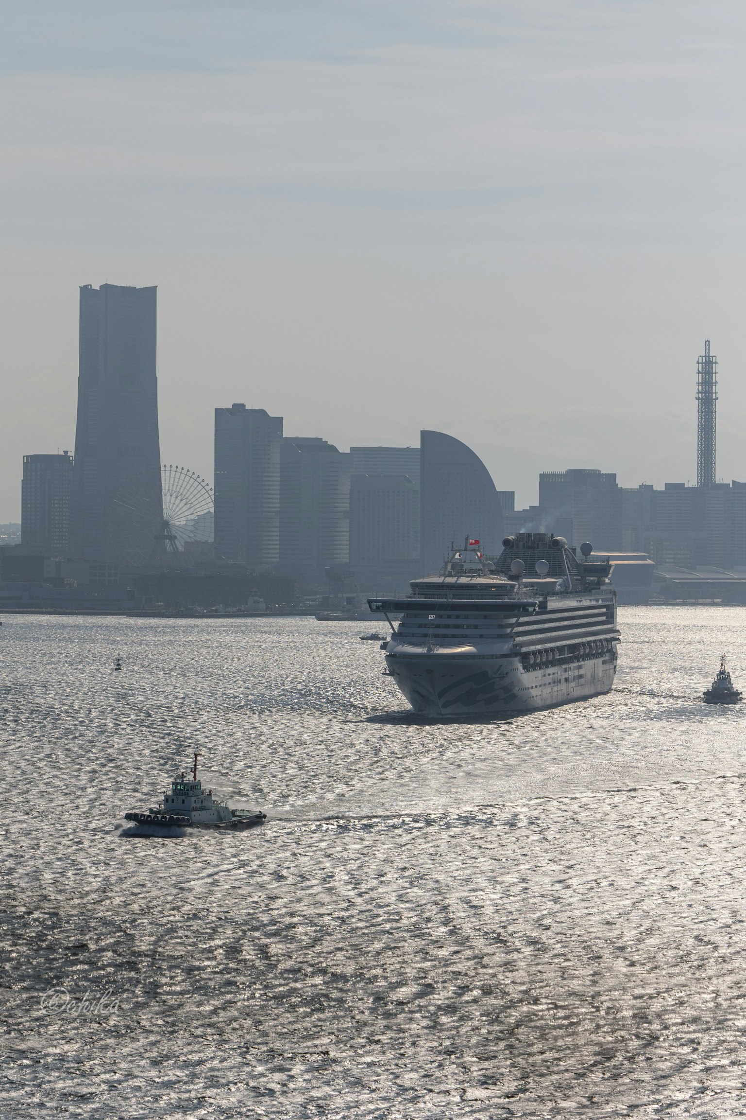 横浜の海に浮かぶクルーズ船と高層ビル群の風景