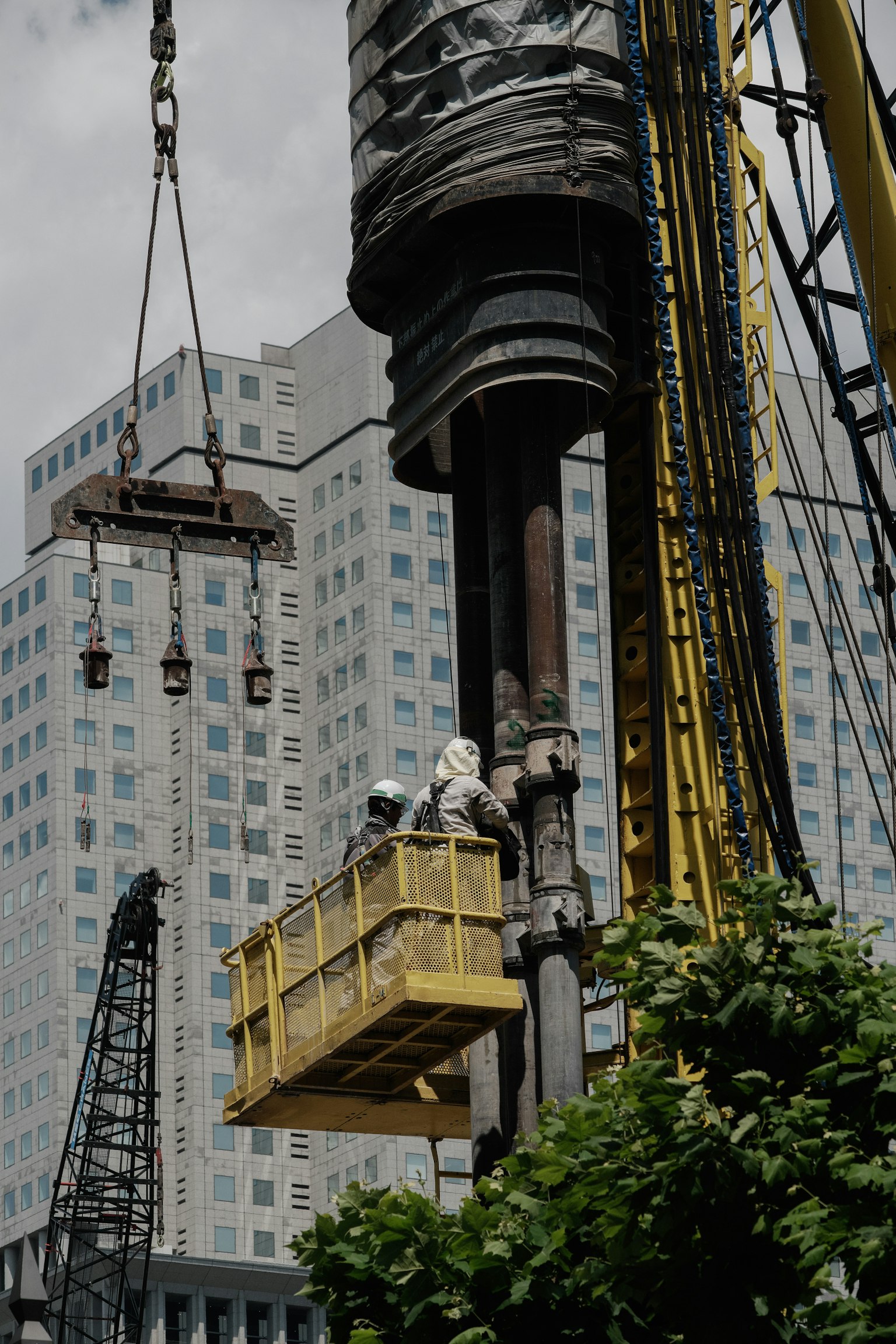 건설 현장에서 노란 리프트에 있는 작업자들