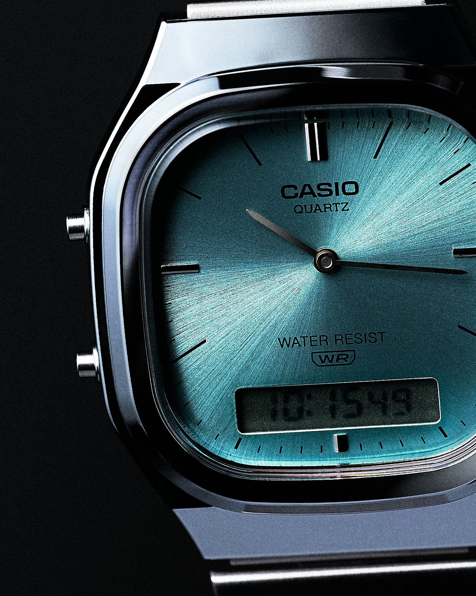 primer plano de un reloj de pulsera con esfera azul