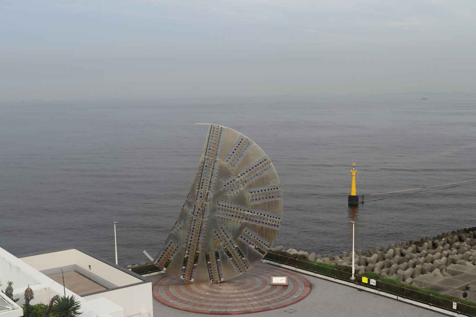 Scultura d'arte moderna che fronteggia il mare con un design unico