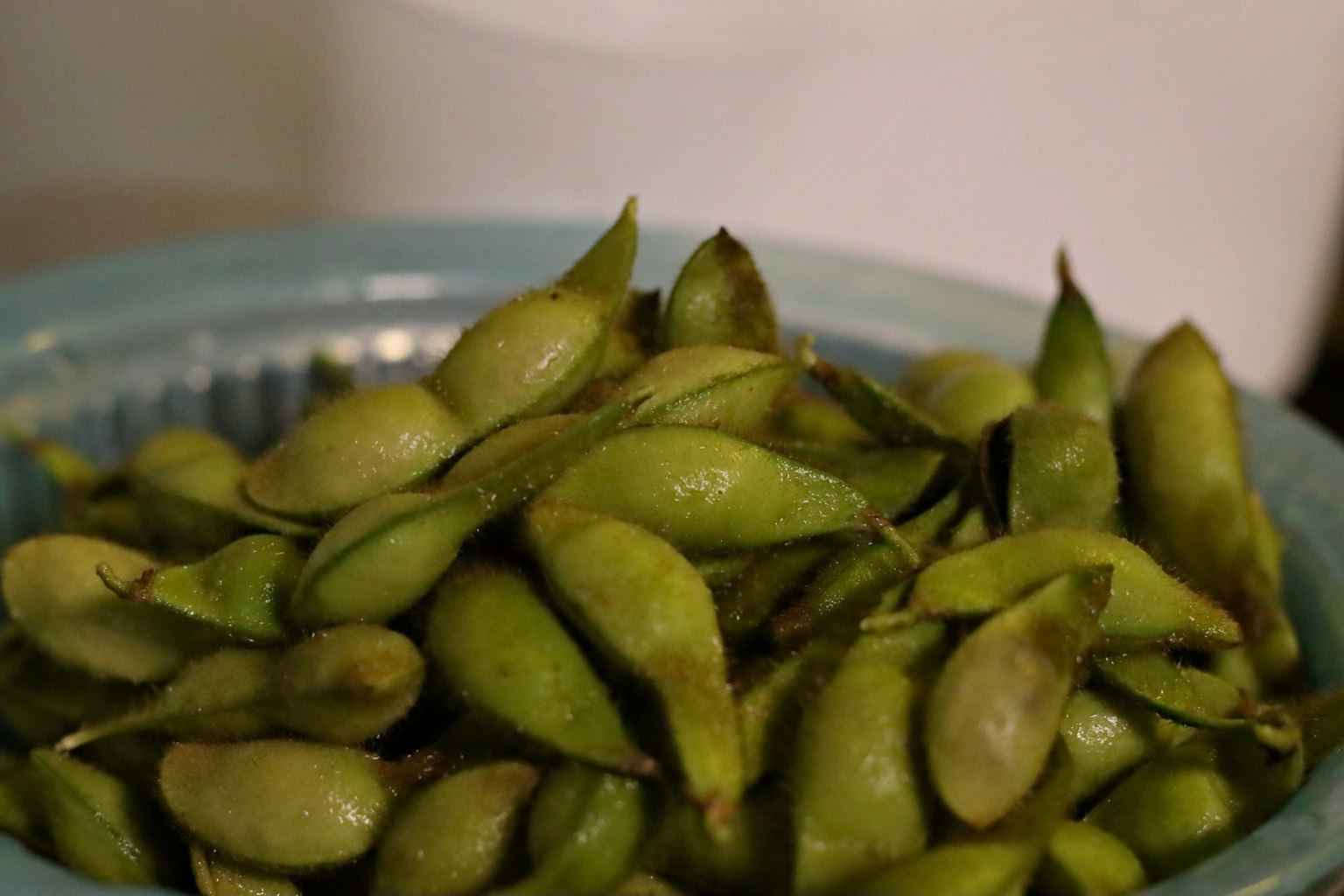 Schüssel mit grünen Edamame-Schoten