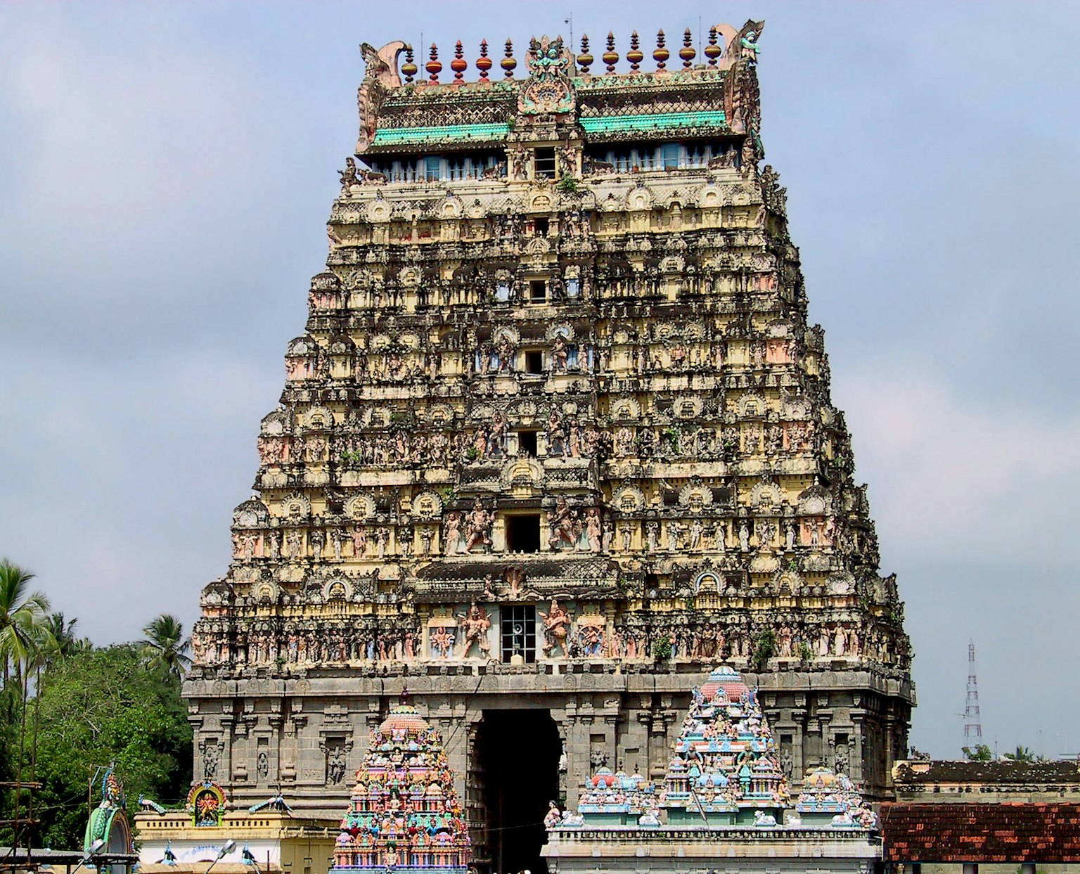 Une tour de temple colorée décorée du sud de l'Inde