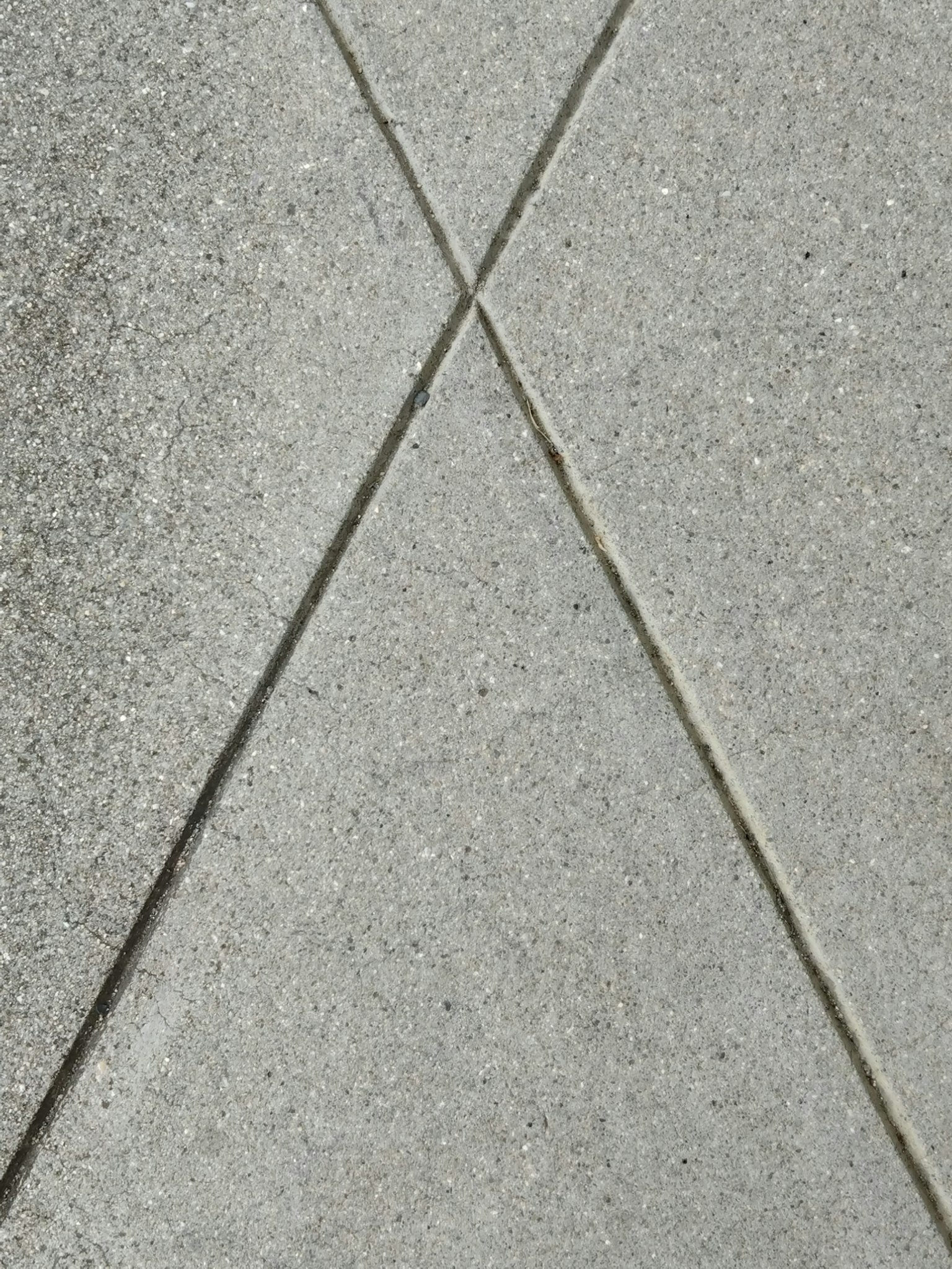 Motif en béton gris avec un design croisé