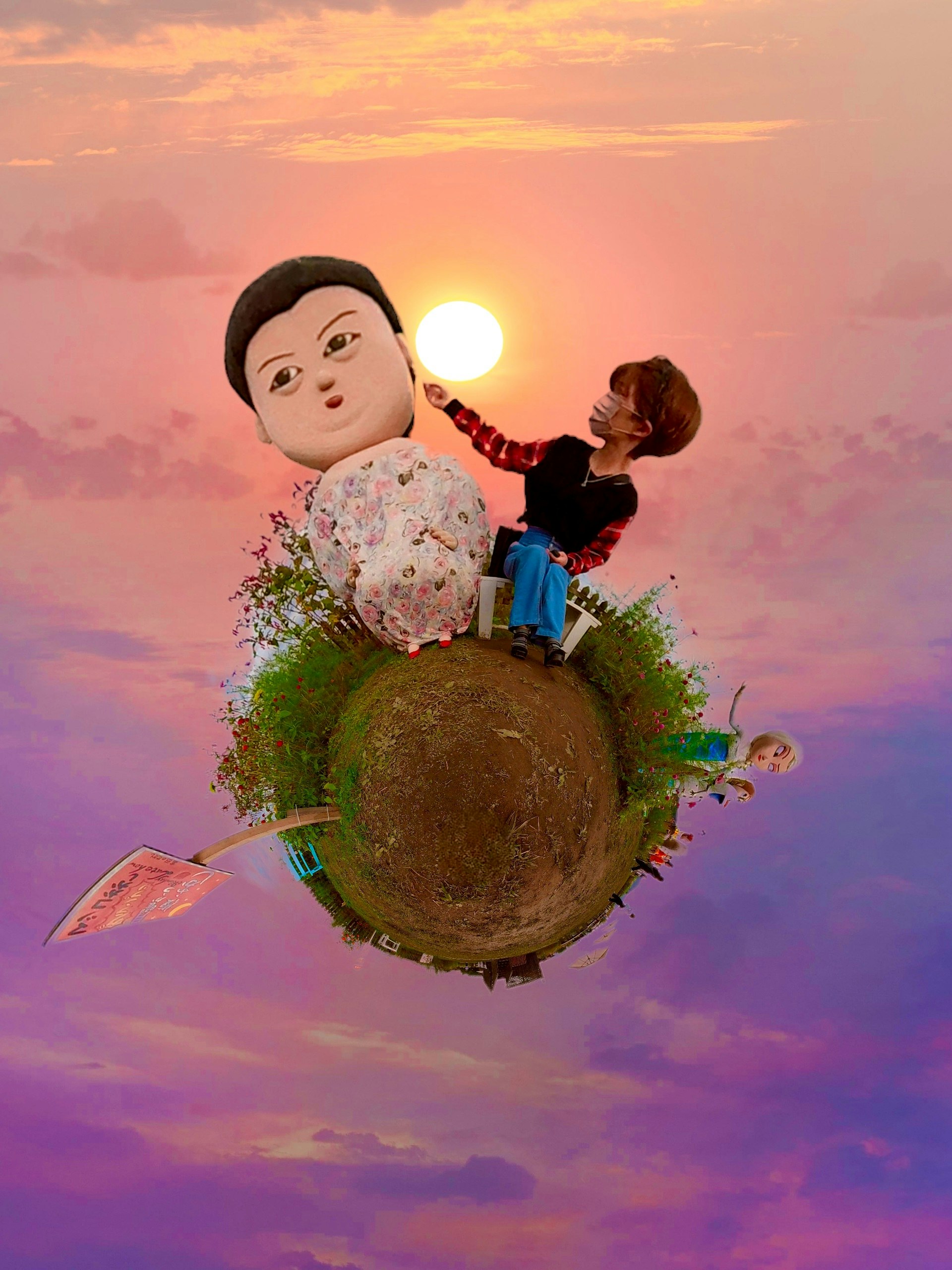 夕焼け空の下、花束を持つ小さな惑星のような人物と動物