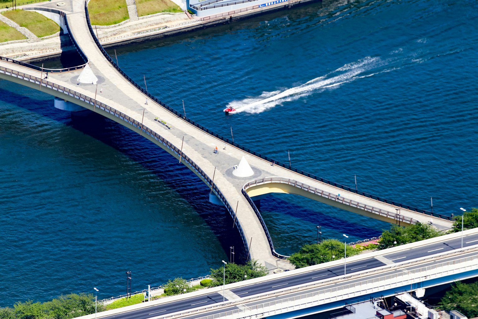 Eine beeindruckende Brücke über blaues Wasser mit einem Boot in der Nähe