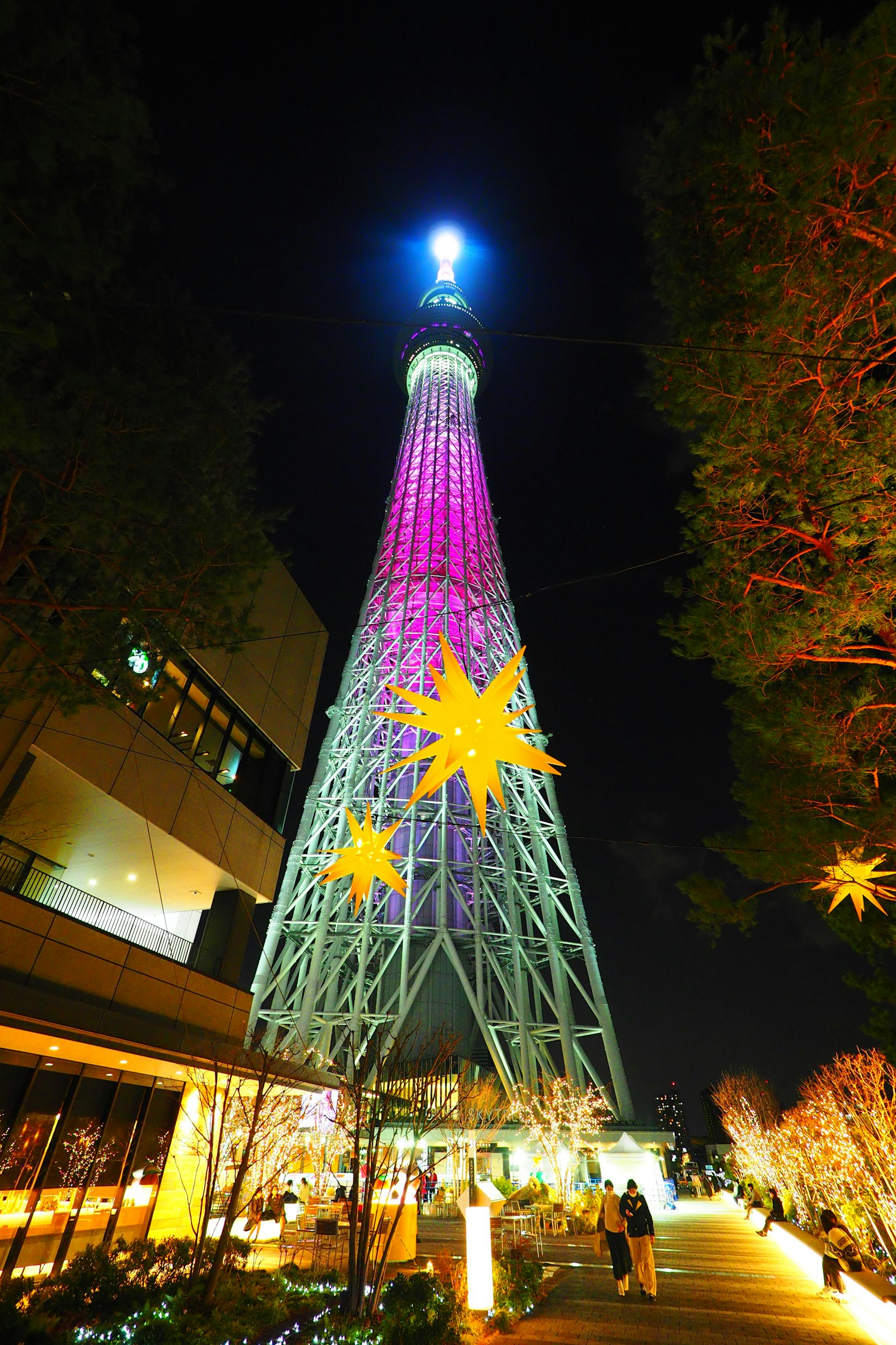 Tokyo Skytree de noche con luces coloridas y adornos en forma de estrella