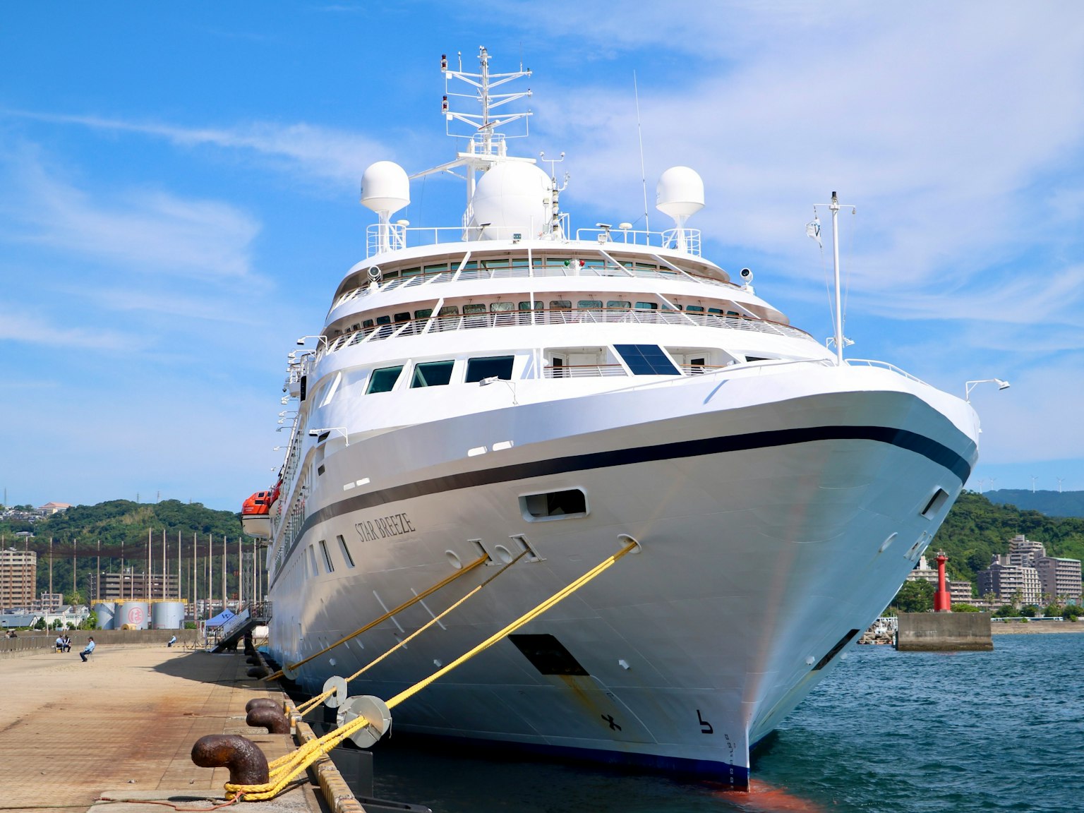 Navire de croisière de luxe amarré au port sous un ciel bleu