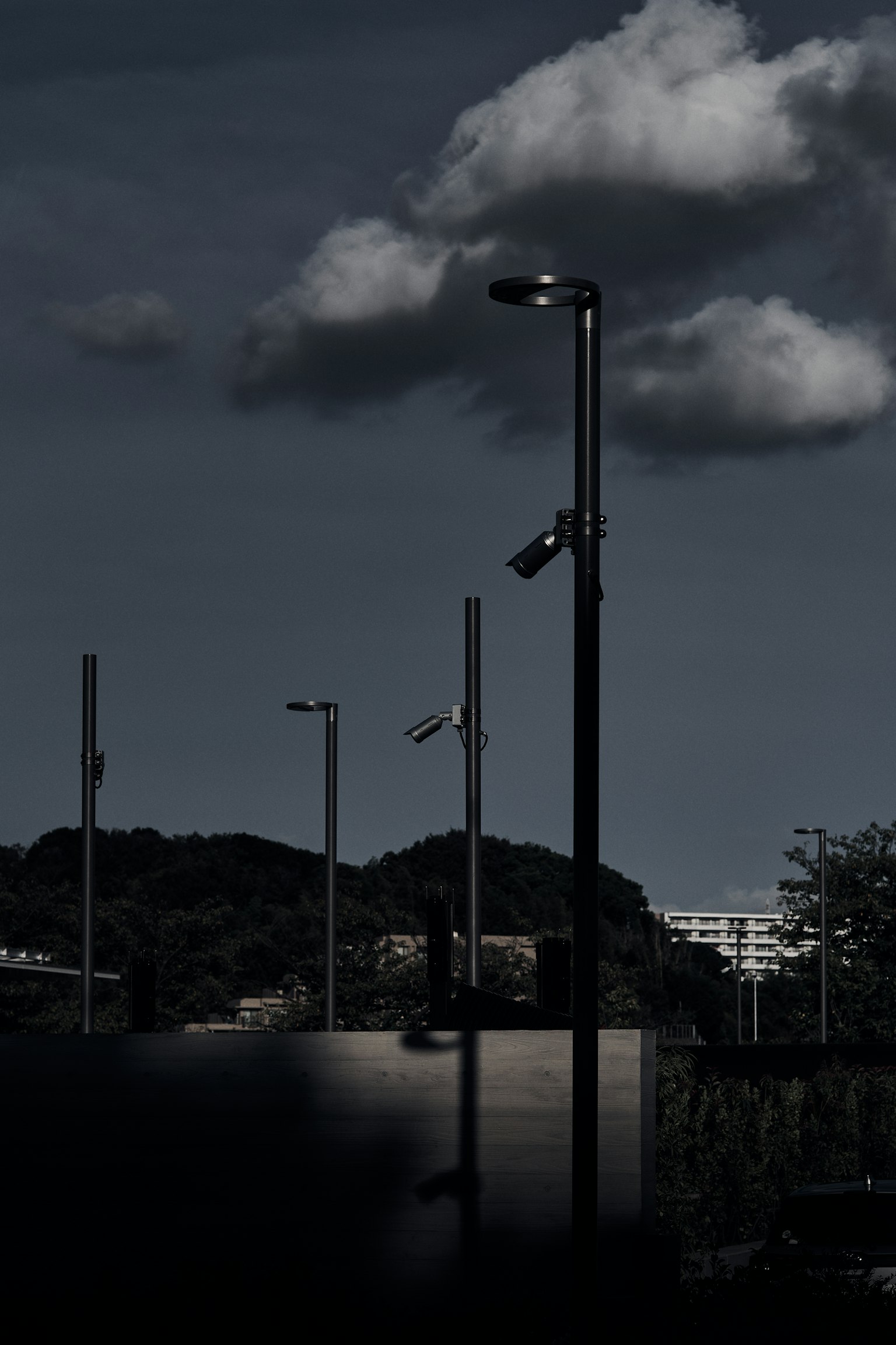 街燈在黑暗雲層下的輪廓