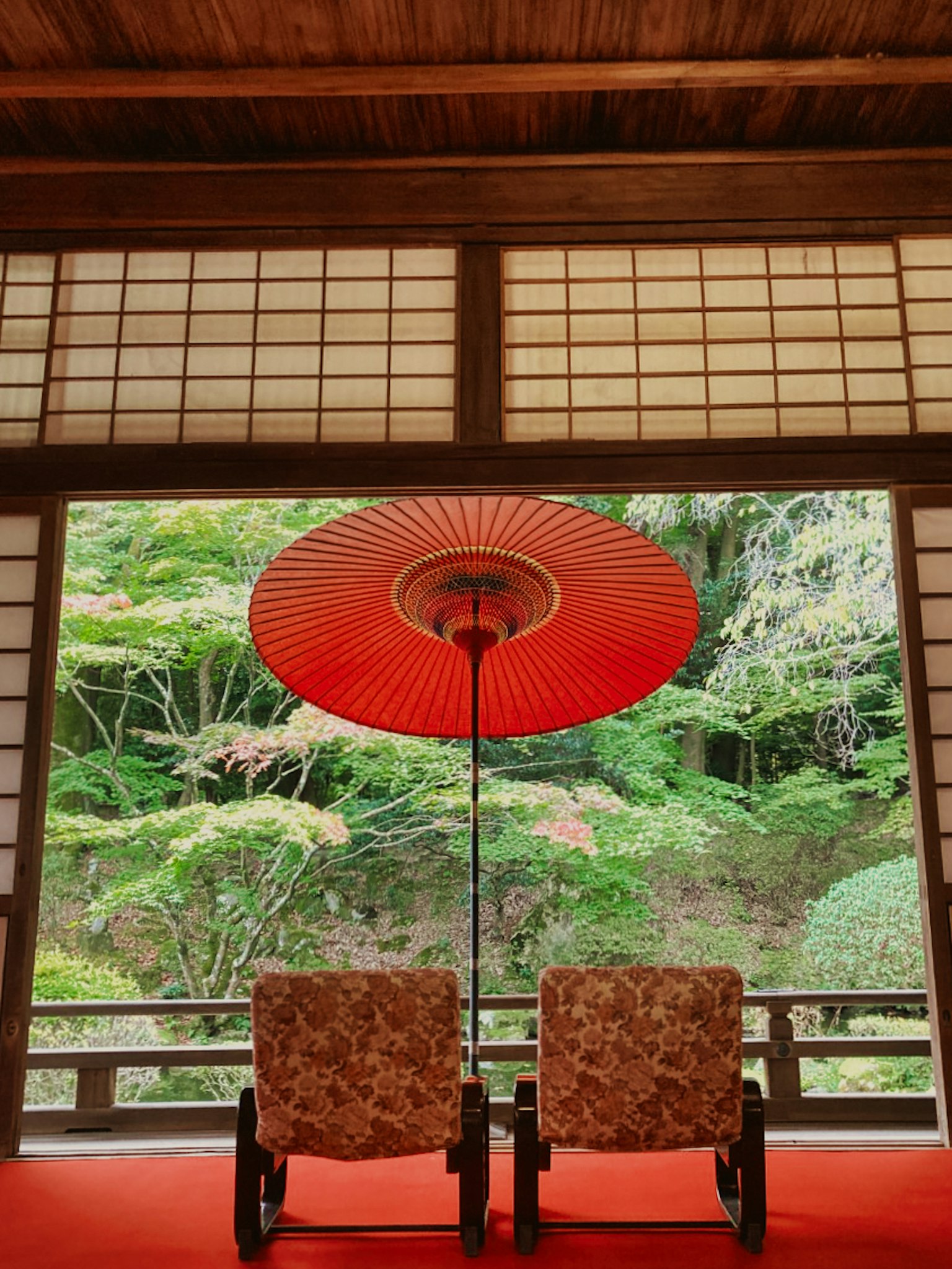 傳統日本房間,配有紅傘和兩把椅子