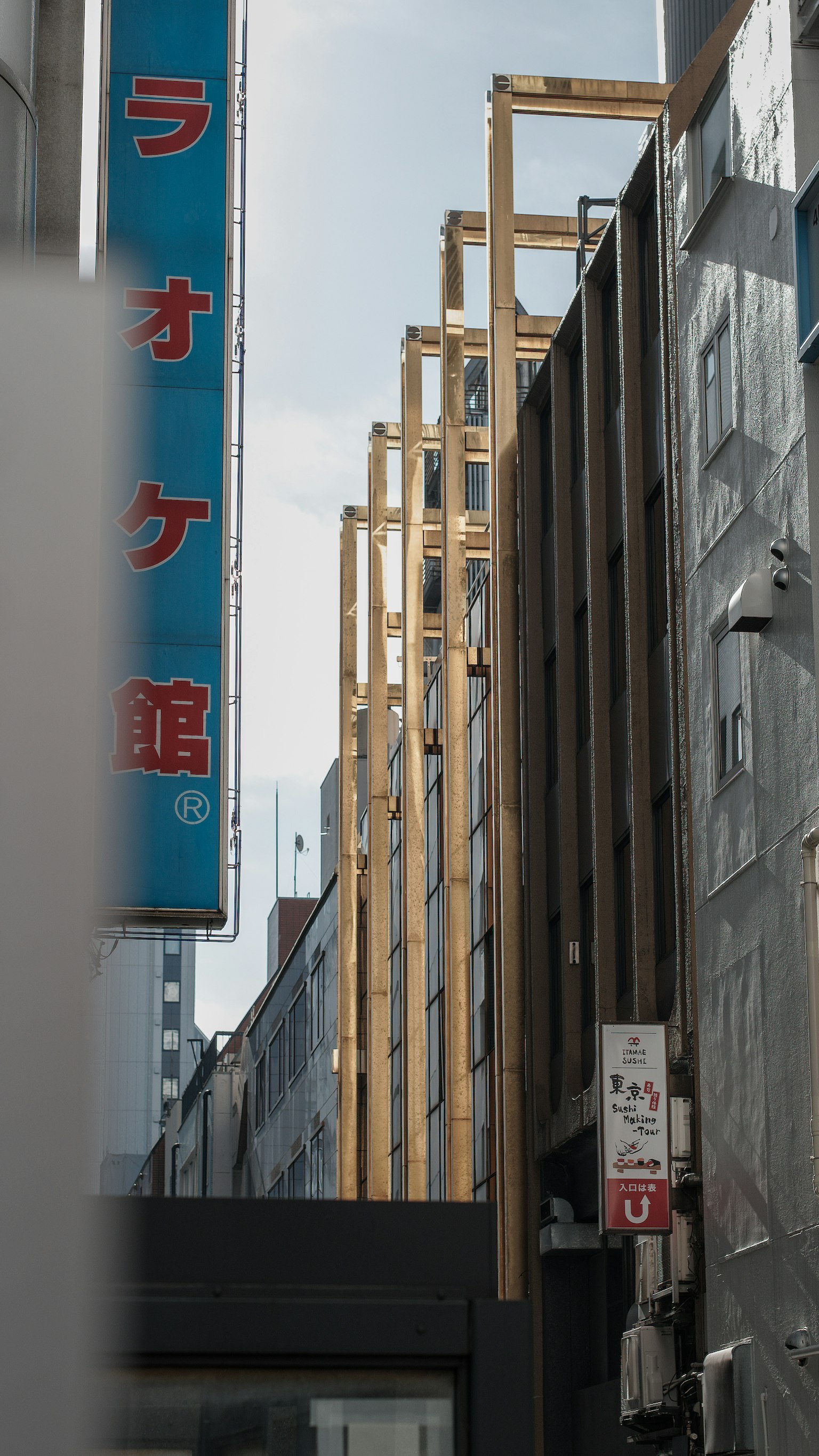 Escena urbana con edificios y un cartel azul visible