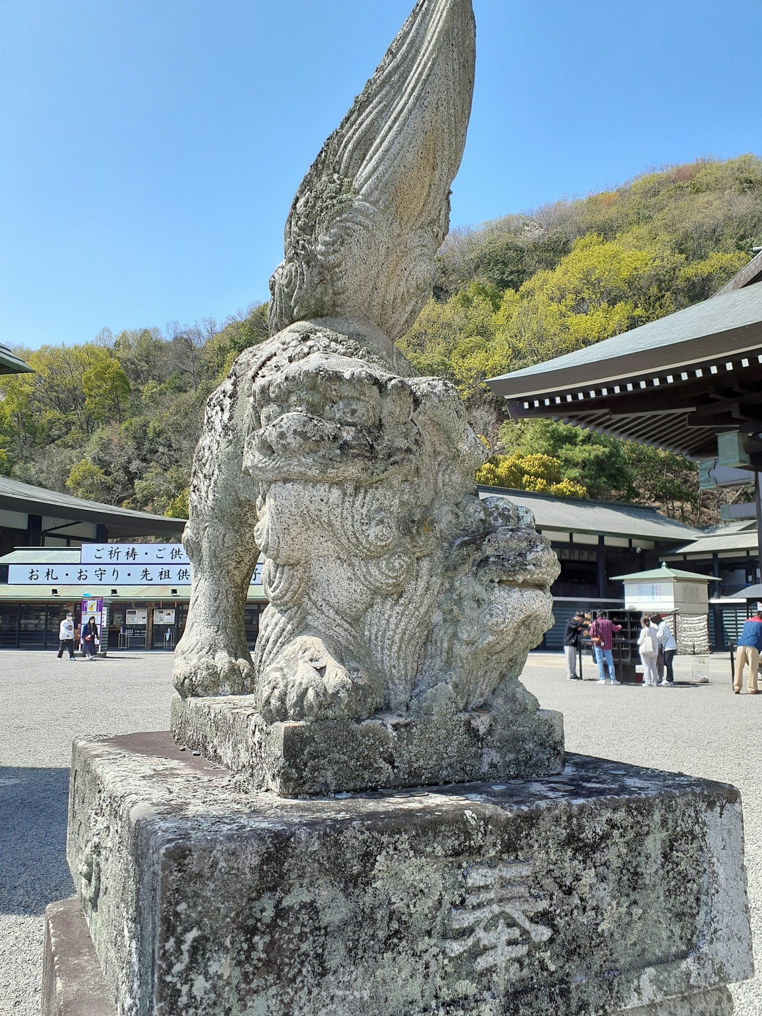 Steinlöwe Statue im Innenhof eines Schreins grüner Berg im Hintergrund