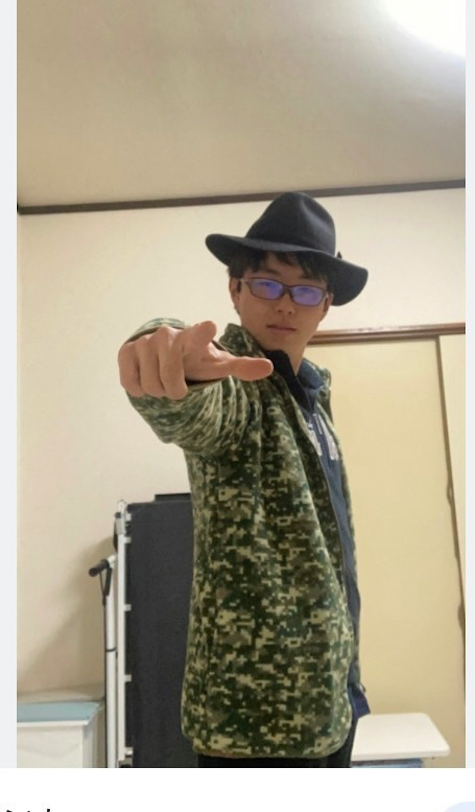 Homme en veste camouflage prenant une pose